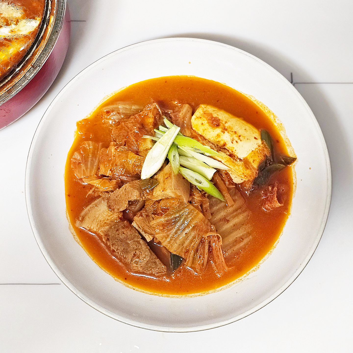 #협찬 #김치찌개밀키트 #다발프레쉬몰

육아를 하다보면 정작 제 밥은 
잘 못챙고 먹는 경우가 많은데요 

그랴도 든든하게 또 먹어줘야 힘이 나다보니 
이렇게 밀키트 제품을 두고 조리해 먹곤 해요.

이번에 먹어본 다발프레쉬몰 
돼지고기김치찌개 밀키트는

유산균 풍부한 국내산 김치와
국내산 1+암퇘지.

그라고 통영멸치육수로 구성되어 
냄비에 한번에 넣고 15분만 끓이면 끝 !!

국물이 멸치육수라 시원하고 감칠맛있는 맛에
고기도 통돼지로 조리한 뒤 잘라서 그런지 
쫄깃하고 고소한 육즙이 팡팡 나오고.

새콤한 김치찌개 국물과 맛있는 김치가 어우러져
밥도둑, 술도둑 메뉴였답니다

저는 여기에 연두부를 추가해 줬는데 
보드라운 식감이 더해지니 더욱 맛있었어요.

오프라인 영업 10년 노하우로 정성껏 만든 
프리미엄 김치찌개 밀키트 라고 하더니 
정말 우리집이 김치찌개 맛집이 되는건 순삭!!

육아하며 반찬 만들기 어려우신 분들은 
다발프레시몰 밀키트 이용해보세요🤗❤️

dabal_fresh

#밀키트맛집 #김치찌개맛집 #다발김치찌개 #통돼지김치찌개 #대학로맛집 #찌개밀키트