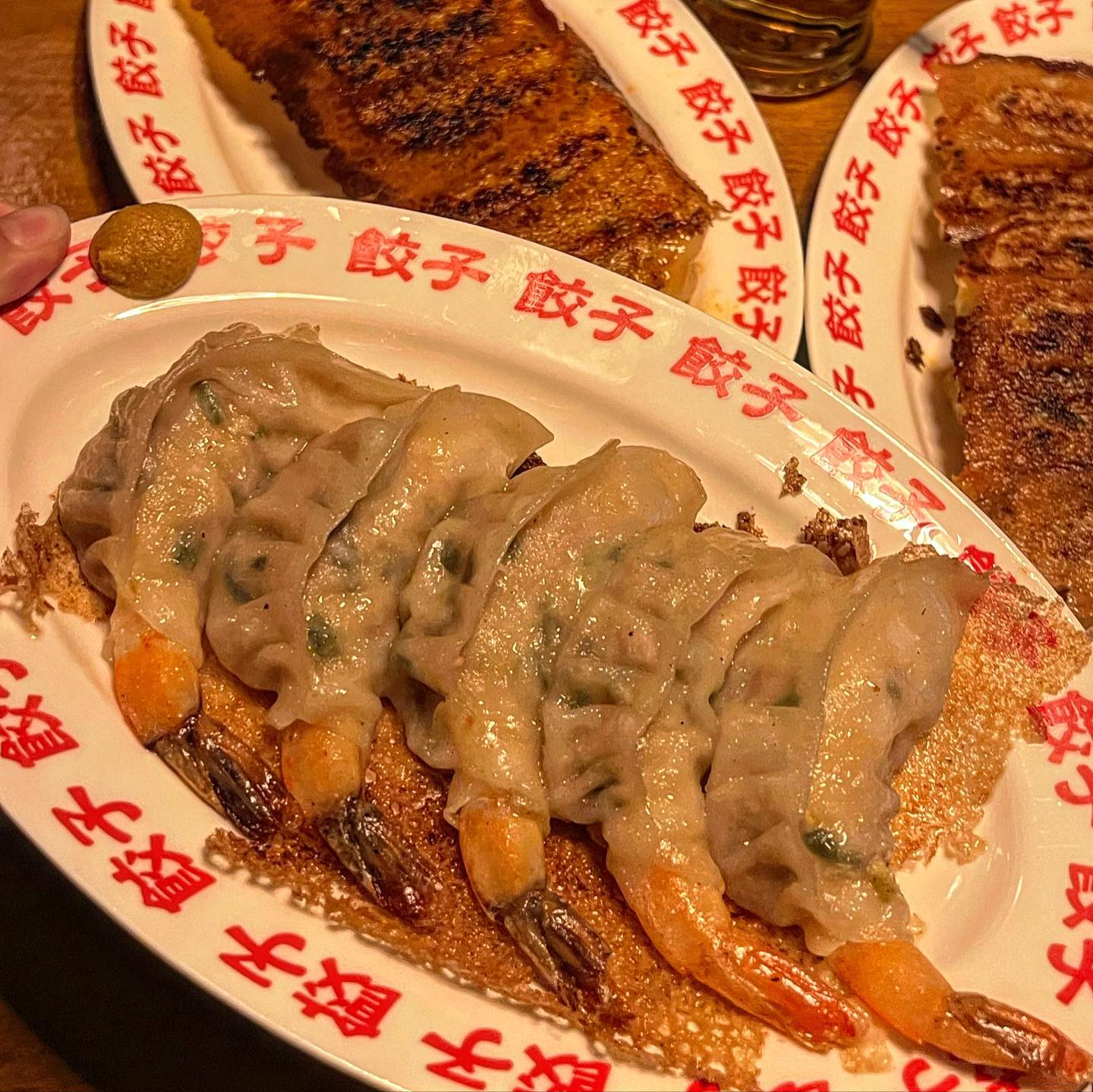 인생교자를 맛보고 싶다면 #전포동 #교자쇼푸 당장 달려가세요. 살다살다 이런 육즙 가득한 교자는 처음이예요..

배부르면 무난하게 시키는게 교자라 사실 큰기대 안했고, 소주 안판다고 해서 문앞에 들락날락 고민하다가, 일본느낌 뿜뿜나는 비쥬얼에 안들어갈 수 없었다는🤍🤍

야끼/카라이(매운)/새우교자 한개씩 시키고,
연태산토리생맥주까지 최고최고, 여러분들 진짜 드셔보세요. 한입먹자마다 우와,,,,육즙 장난아닙니더...인생교자 등극, 약간 기름진 느낌이지만 느끼함은 전혀없고 그냥 촉촉 그 잡채,🥟

허전해서 시킨 마파두부도 야들야들 개존맛
새우만두 찍어먹어도 맛있고
푸짐한 양은 아니지만 맥주한잔하기 더없었다

전리단길 힙함이 아주 뚝뚝 흐르는 곳
다찌석으로 이루어져있고, 맨안쪽에 4인석 한테이블밖에 없어요. 혼술로도 강추 2차로 강추

단, 만두귀신이랑 가면 지갑 두둑이 챙겨가야함

📍전포_교자쇼푸
-
-
-
#차밍푸드 #차밍푸드_전포동
#전포동 #전포맛집 #전포동맛집 #전포핫플 #전리단길맛집 #서면맛집 #서면핫플 #교자맛집 #만두맛집 #부산교자맛집 #부산만두맛집 #전포동술집 #서면술집추천 #부산술집추천 #부산가볼만한곳 #부산데이트 #서면데이트 #전포데이트 #마파두부 #전포혼술 #전포카페거리맛집 #부산여행 #맛집정보 #맛집추천 #kfood #koreanfood