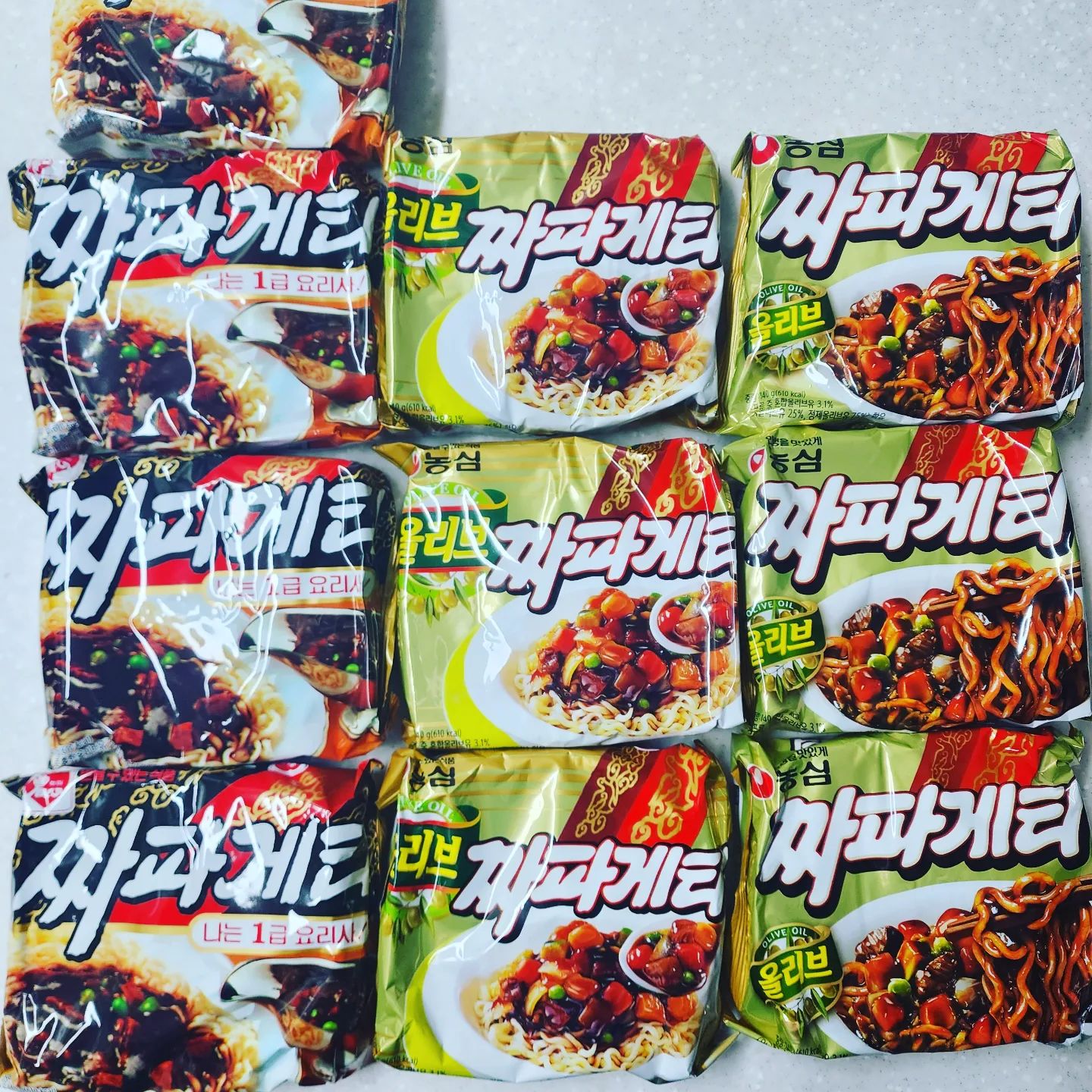짜파게뤼이이ㅣ이이잉~  이번에도 마트가서 두 세트나 사온 #짜파게티 
역시 #농심 맛이 좋아서 👍 
오랜만에 #짜파게티옛날패키지 나온거 보고 샀네용 !! 찰칵 ✔️ 

옛날패키지 짜파게티 만나니 반갑네용
일요일엔 내가 짜파게티 요리사~