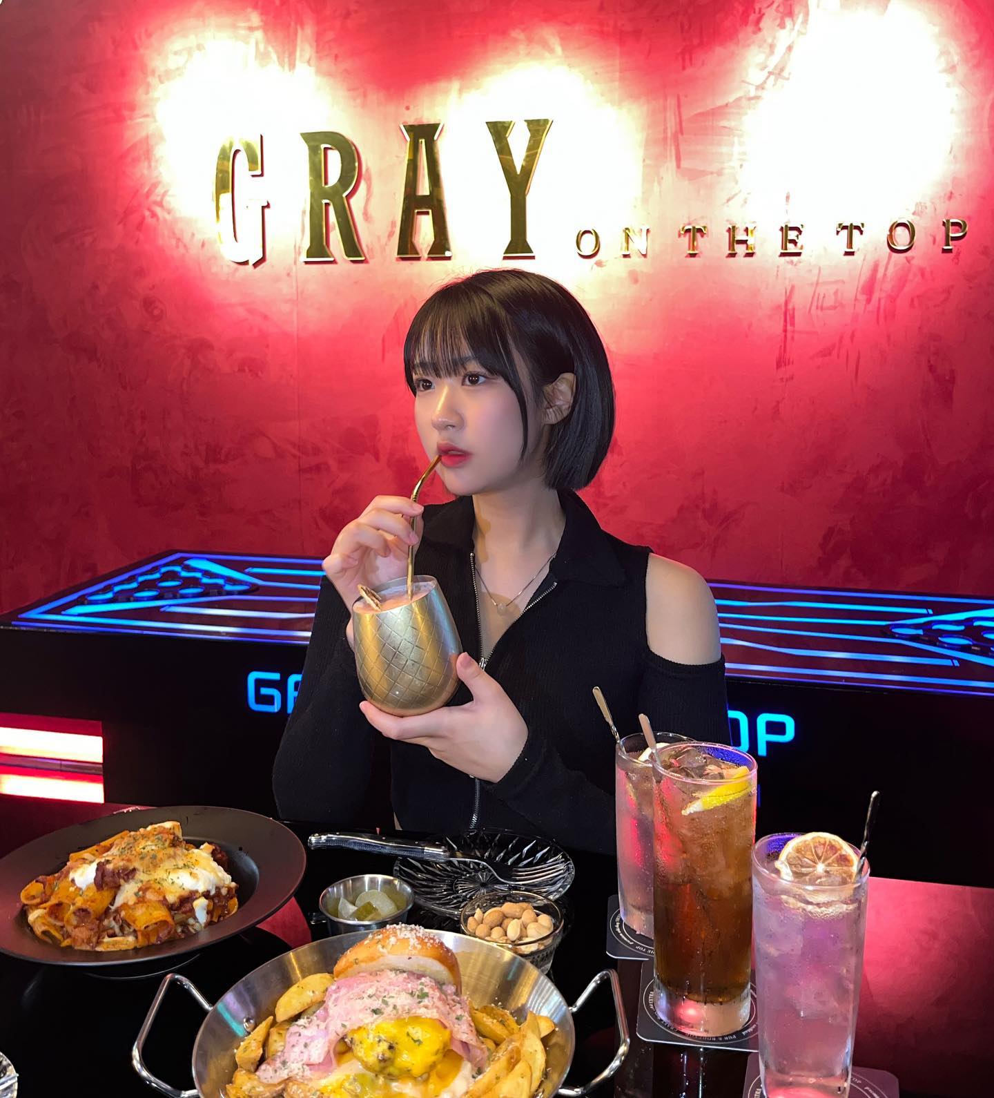 #협찬 pubgray_official 🍹
남포에 이렇게 분위기 좋은 술집이 새로 생겼다니 넘 행복!😻

화려한 초대형 샹들리에와 1층부터 3층, 루프탑까지 넓은 공간이어서 여유로웠고 힙한 팝송 위주의 노래가 나와서 흥겹고 자유롭게 즐기다 왔어요오✨

칵테일 종류, 하이볼 종류도 엄청 다양하고 딱 잘 어울리는 음식 메뉴들로 구성해서 입마저 행복했던,,!
저희는 •벙커 스테이크🍔 •베이크드 지디🍝를
하이볼과 함께 즐겼어요😽
그리고 서비스로 파인애플+코코넛 맛이 나는 논알콜 음료를 주셨는데 완전 제 스타일♥️

사실 개인적으로 남포 술집 거리는 조금 올드한 느낌이 강해서 항상 아쉬웠는데, 거리에 펍그레이가 생기고 나서 분위기가 화사해져서 넘넘 좋아요🫶
.
.
.
.
#광고 #펍그레이 #부산술집#부산핫플 #부산남포동 #부산 #부산펍 #부산가볼만한곳 #헌팅술집#술스타그램#pubgray #nampodong #pubgrayandrooftop