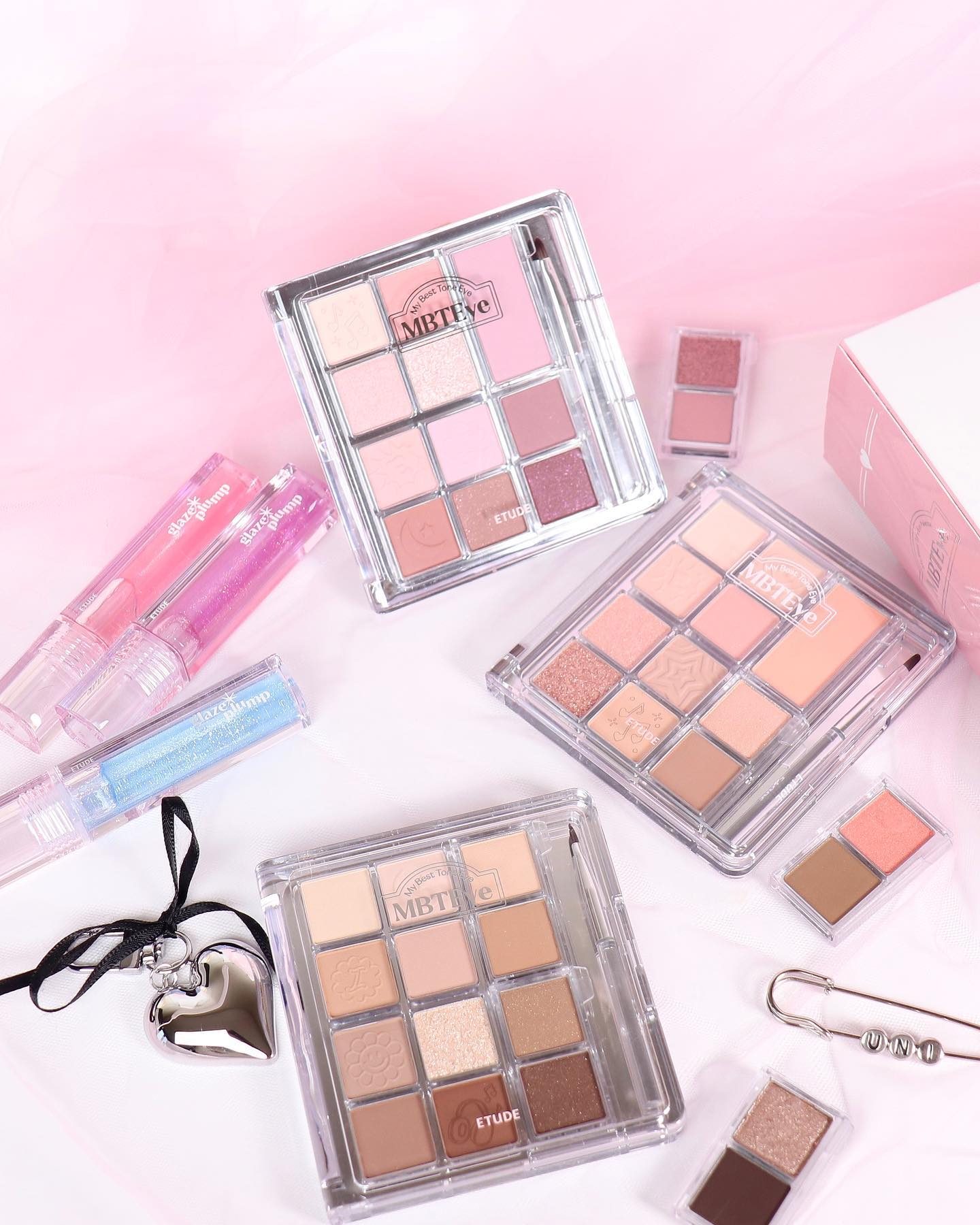 #광고 에뛰드 #MBTeye 컬렉션 💖
etudeofficial 

퍼스널 톤 구성의 12구 멀티 팔레트로 
새도우 뿐만 아니라 블러셔까지 풀 메이크업이 가능합니당🥰
교체용 2구까지 포함하여 #반전성향 총 14색으로 만나보실 수 있어요!
피스 교체가 가능한 팔레트라니 신박하더라구요 ㅎㅎ

최애의 I (가을 웜톤)
↪ 음영 브라운 정석 팔레트

E건 I 잖아 (여름 뮤트 톤)
↪ 뽀용하고 맑은 핑크 로즈 팔레트

만인의 E상형 (봄 웜톤)
↪  생기있는 코랄 베이지 팔레트

✨ 글레이즈 플럼프 글로스
물먹립 필수템! 입술의 볼륨을 부스팅 시켜주는 
플럼퍼 특징과 다채로운 컬러감으로 총 3가지로
구성되어 취향에 따라 선택하실 수 있어요 !

1호 스파클링 블루 : 강력한 플럼핑 효과
2호 바이올렛 쿼츠 : 시원하고 청량한 플럼핑 효과
3호 핑크 오로라 : 플럼핑 효과 X + 쫀득한 텍스처와 맑은 광택감

은하수 펄을 가득 담은 영롱 반짝이는 펄의 
밋밋한 입술에 광택감을 포인트주고 싶을 떄,
물먹립을 연출하고 싶을 때 추천드리는 글로스립이에요😆

📌 1/29~1/31 올리브영에서 에뛰드 마이 베스트 톤
아이 팔레트 선런칭 기획전이 진행된다고 해요! 
글레이즈 플럼프는 2/1 출시된다고 하니 많관부💖

#에뛰드 #Etude #에뛰드MBTeye컬렉션 #플레이컬러아이즈
#엠비티아이 #마베톤 #에뛰드새도우 #최애의아이
#만인의이상형 #이건아이잖아 #올리브영 #립플럼퍼
#립플럼퍼추천 #올리브영 #올리브영새도우 #올리브영추천