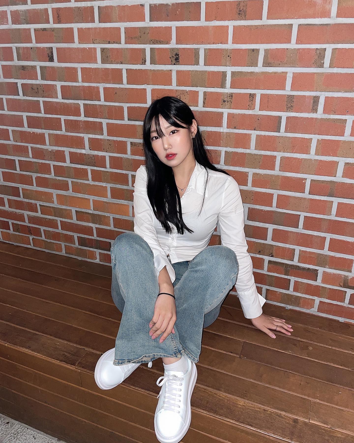 내 추석맞이 꼬까신 어때..~🪽🤎👟

🔎BRAND: p31_korea 

🏷️PRODUCT: OVERSOLE BLACKLABEL 7CM

깔끔한 화이트톤의  P-31 스니커즈는 어떤 룩과 매치해도 찰떡으로 어울렸던 제품이에요!✨🪽

7cm 굽 덕분에 자연스러운 키높이 효과는 물론이고 가볍고 편안한 착화감으로 매일 신고싶은 제품이었답니다!!🙌🏻🧚