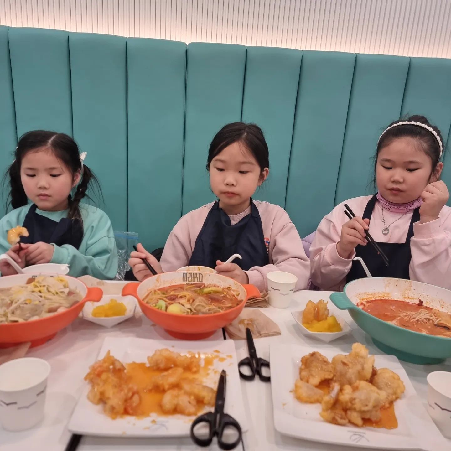 🤸‍♀️🤸‍♀️🤸‍♀️
.
➡️ 마라벅스

학원 끝나고 저녁먹으러😋
 엄마랑 이모랑 언니 동생 모여서🩷

막내는 0단계 언니들은 1단계 
후식은 팝콘🍿 아이스크림까지🍦야무지게 먹고

집으로 고고고. 🤸‍♀️🤸‍♀️🤸‍♀️. 내일 학교 가는길에. 만날 수 있을 것인가🏨ㅋㅋ

.

.

#마라벅스#꿔바로우#마라탕#초딩#초딩메뉴#저녁#10세#8세#ff#f#팔로우#딸둘#자매#육아#맞팔