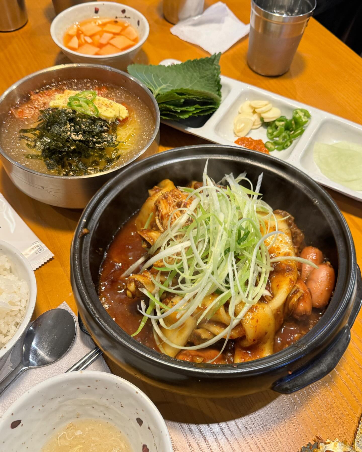 #협찬 대구 거송갈비찜 신메뉴 #마라찜갈비 🐷

마라처돌이들 눈돌아 갈 새로운 찜갈비가 왔다‼️
맛있는거 + 맛있는거 = 극락의 맛 >♥<

🏷️마라돼지갈비찜 2인분 30,000원
🏷️김치말이국수 8,000원

단계별로 매운맛을 선택할 수 있고
깊고 진한 마라맛에 납작당면, 소세지, 버섯 등 
다양하게 들어가있는 토핑! 마라샹궈에 돼지가 
빠진 듯 중독성 강한 맛이라 한번 먹으면 또 
방문하게 될 맛 🤤🤤 

매콤한 마라찜갈비를 시원칼칼한 김치말이국수
위에 올려 호로록 호로록 면치기 해주면 
무한굴레로 먹기 쌉가넝~👌🏻

고소한 서리태차, 음료, 공기밥 등 무제한으로
셀프바에서 즐길 수 있으니 안갈래야 안갈 수 없는
가성비 맛집으로 등극! 가족끼리 외식으로도 좋고,
친구와 함께 마라 뿌시러가기 딱 좋은 곳 

📍 대구 수성구 명덕로 485
⏰11:30-21:30/ 브레이크 타임 16:00-17:00
라스트오더 20:50
📞 0507-1482-3346

#대구맛집 #대구찜갈비 #대구핫플 #거송갈비찜 #마라찜갈비 #범어동맛집 #수성구맛집 #범어네거리맛집 #범어동밥집