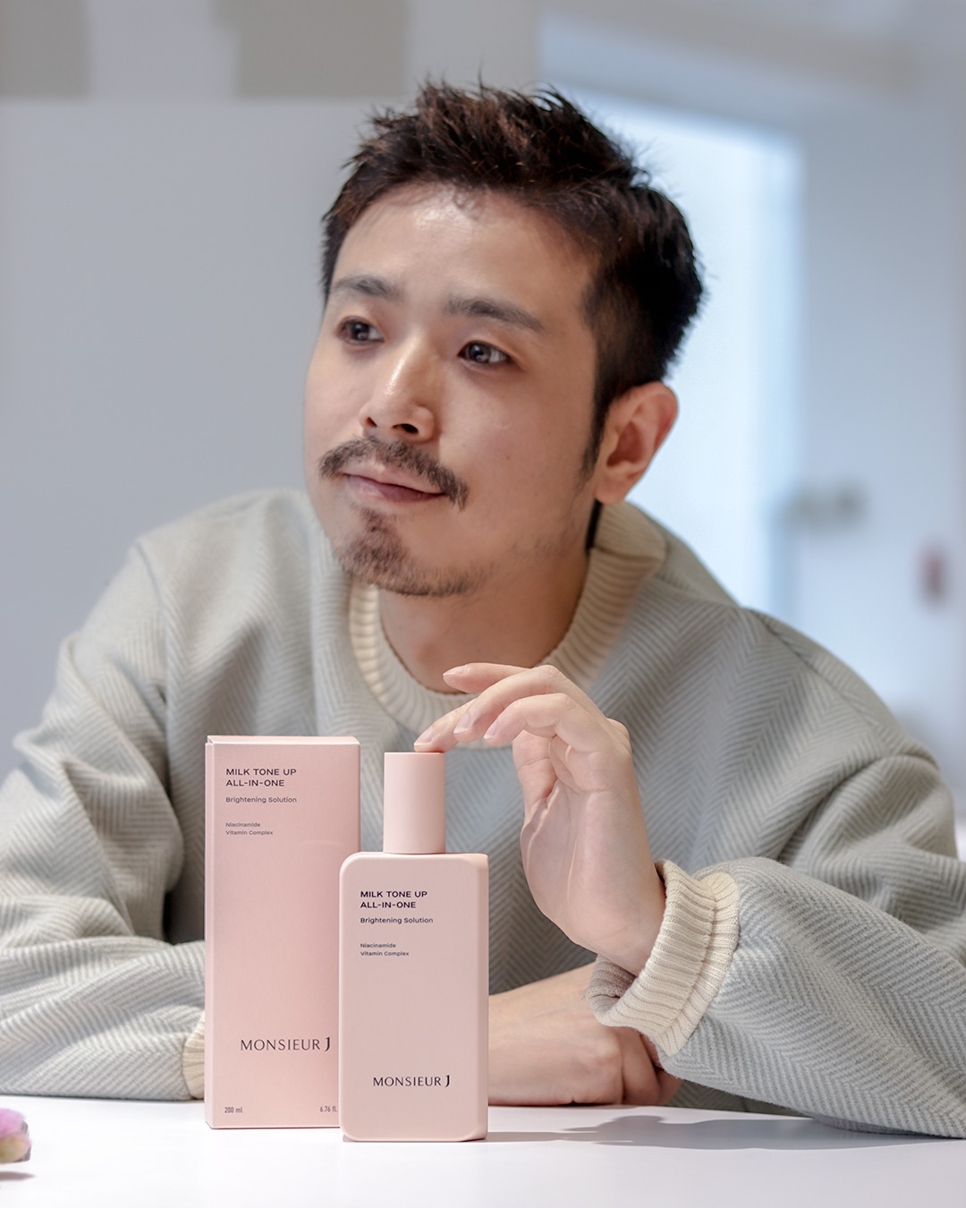 #광고 무슈제이 밀크 톤업 올인원
.
피부톤과 맞지 않는 비비크림을 발라
얼굴이 동동 뜨는게 고민인 남성분들 주목 🔥
.
맑고 깨끗한 피부로 톤업은 하고 싶지만
자연스럽게 잘 생겨지고 싶을 때,
무슈제이 밀크 톤업 올인원이면 걱정없다구요
.
양조절 못하는 초보자도 가벼운 밀크제형으로
마치 틴티드하고 투명하게 얼굴을 밝혀주고
올인원으로 스킨케어까지 한번에 ✨
사용감까지 산뜻해서 매일 사용해주고 있어요
.
쉿!🤫 원래부터 피부가 타고난 듯
무슈제이와 함께 피부미남으로 거듭나보세요
.
monsieur_j_official