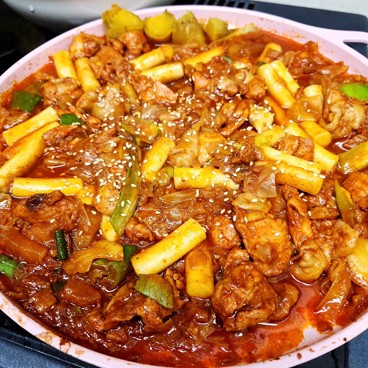 닭갈비냐 떡볶이냐
둘다 맛있는거~~
밀키트 역시 간편👍

밥 한그릇은 상추에 닭갈비 올려 일단 먹어주고
남은 양념에 챔기름 똑~😋
김가루 넣고 밥볶아서 먹어줘야 비로소 완벽하다 할수 있졍
🍚한국인의 디저트 볶음밥ㅋ
.
.

#밀키트 #닭갈비 #떡볶이 
#맛저 #집밥 #맛있는거