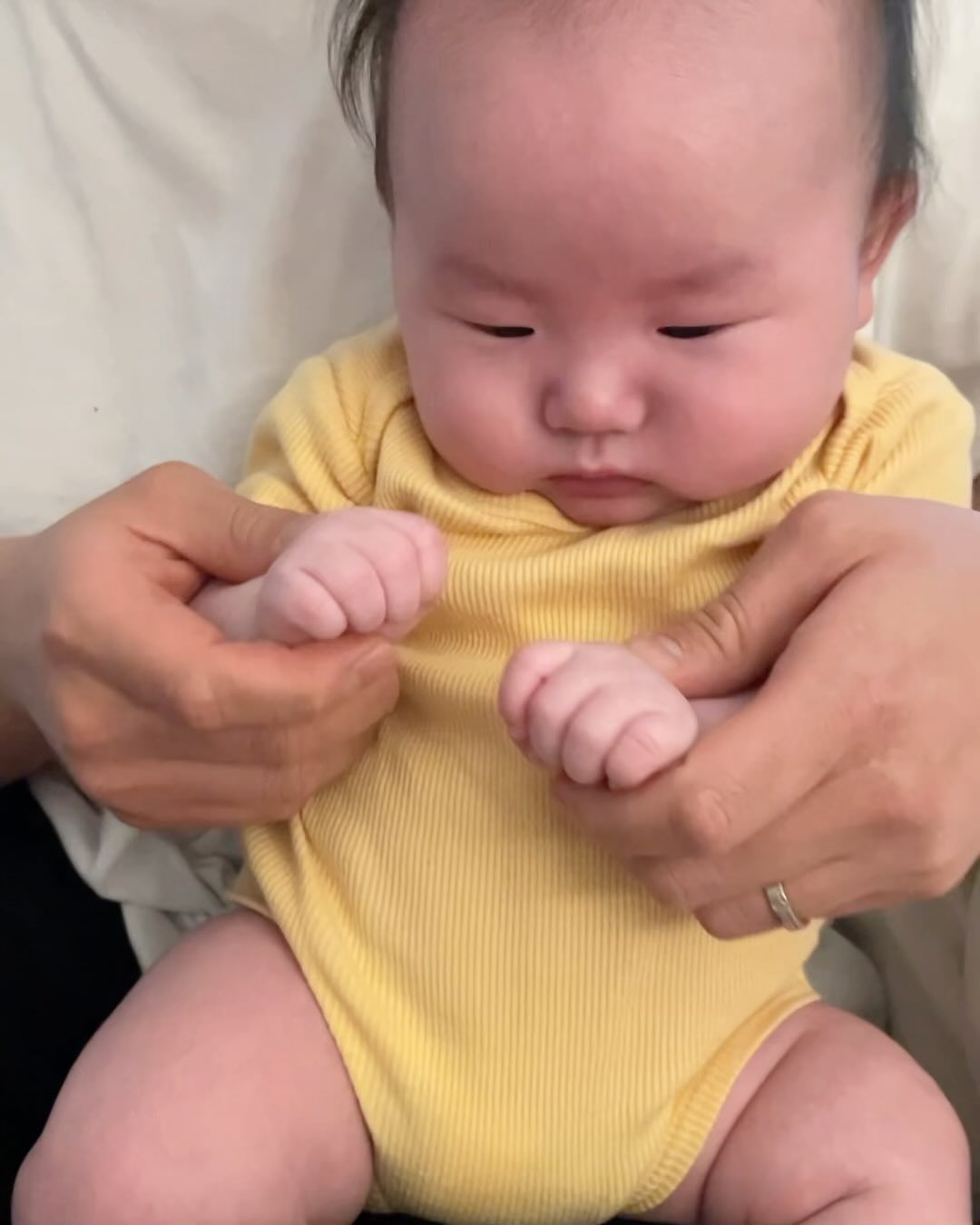 울 나우주띠 100일 축하행!
아침부터 사진 찍구 식구들 식사할때
잠도 잘 자주공 애교도 많이 피우고 이뻥🩵

집 와서도 아파트 이웃 주민들한테
엄마빠랑 같이 백일떡도 나눠드리고 
랜선 이모삼촌들한테 영상편지도 남기구ㅋㅋ
바쁜 스케줄 끝내겅 맘마먹고 뻗어버림>.<

엄빠는 경성크리처 보구 잘꺼징🙋🏻‍♀️🙋🏻‍♂️
재미졌당 우쥬 백일파티!
돌파티는 더 재밌어야징
매년 생파 재밌게해줄게⭐️

#아기백일 #100일상 #가족
#사랑해 #아들맘 #행복해요❤️