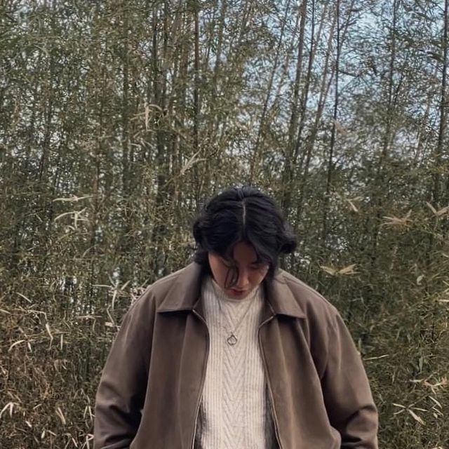 기호 on Instagram: "화이트 크리스마스❄️ #제품제공 @1rony9orno_official 조금이라도 더 따뜻할 때 스웨이드 자켓 입기 #광고 #아이러니포르노 #아이러니포르노화이트라인 #아우터 #パンツ #outer #