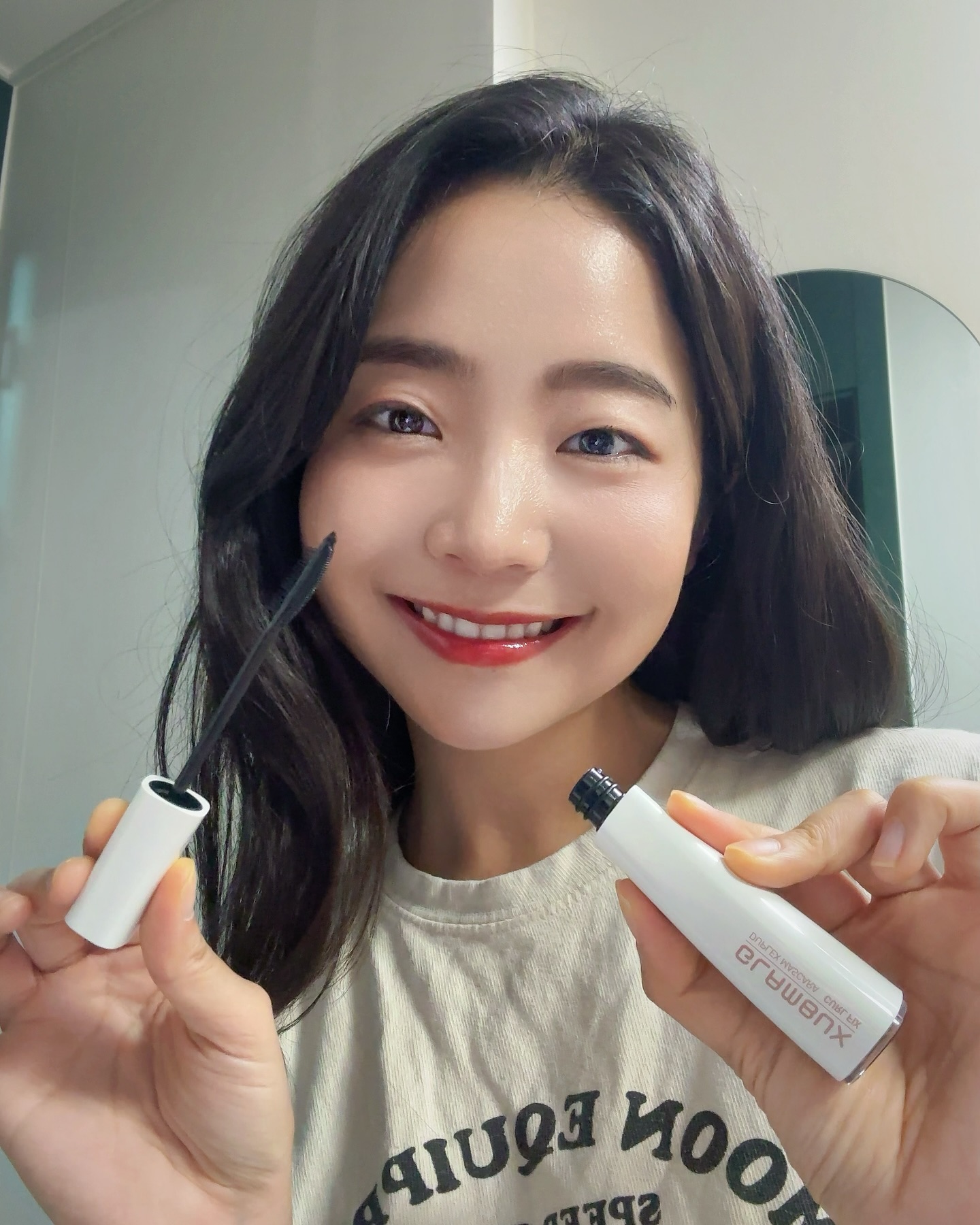 #협찬 
요즘 같이 더운 여름에 딱 좋은 
컬링력 짱짱에 번지지 않는 마스카라 소개할게요:)

글램벅스의 듀플렉스 마스카라는
볼륨, 롱,  컬픽스 3가지로 고민에 따라 선택해서 쓸 수 있는데
저는 컬픽스를 사용해 봤어요🥰

일반 마스카라와 다르게 생긴 핸드 메이드 브러쉬로

1! 엘라스토머로 골고루 속눈썹 뿌리부터 밀착시켜 발라주기
2! 0.1mm의 미세모로 빗어주듯 정리
3! 팁부분에 묻은 내용물로 언더와 속눈썹모근을 터치 마무리

이 순서로 사용하면 확실하게 올라간 속눈썹으로
눈이 한층 커보이더라구요🥰

바르고 빗아주면 뭉침없이 발려서 초보, 똥손도 쉽게 
사용 가능하고 청담 샵이나 
연예인 메이크업용 마스카라로도 많이 사용하고 있대요💗

퇴근하고 나서도 찍어봤는데 얼굴 유분은 넘치는데도
눈화장은 하나도 안번져서 깜짝 놀랐어요😉
컬링도 오래동안 유지되고 워터프루프 효과도 탁월해서
물놀이 메이크업할 때두 딱 좋음✨

일본 및 미국 OEM 생산을 맡은 곳에서 
만든 브랜드라 믿을 수 있고 
2022 코스모프로프 어워드 메이크업 부문 
위너 1등 마스카라로도 선정된 제품이니
마스카라 요즘 찾고 계신 유목민들 한번 사용해보세요😌
.
.
.
#글램벅스 #글램벅스마스카라 #눈커지는마스카라 #특허마스카라 #특허브러쉬 #빗는마스카라 #마스카라추천 #안번지는마스카라 #여름마스카라 #연예인마스카라 #청담샵원장최애템 #롱마스카라 #볼륨마스카라 #컬링마스카라
