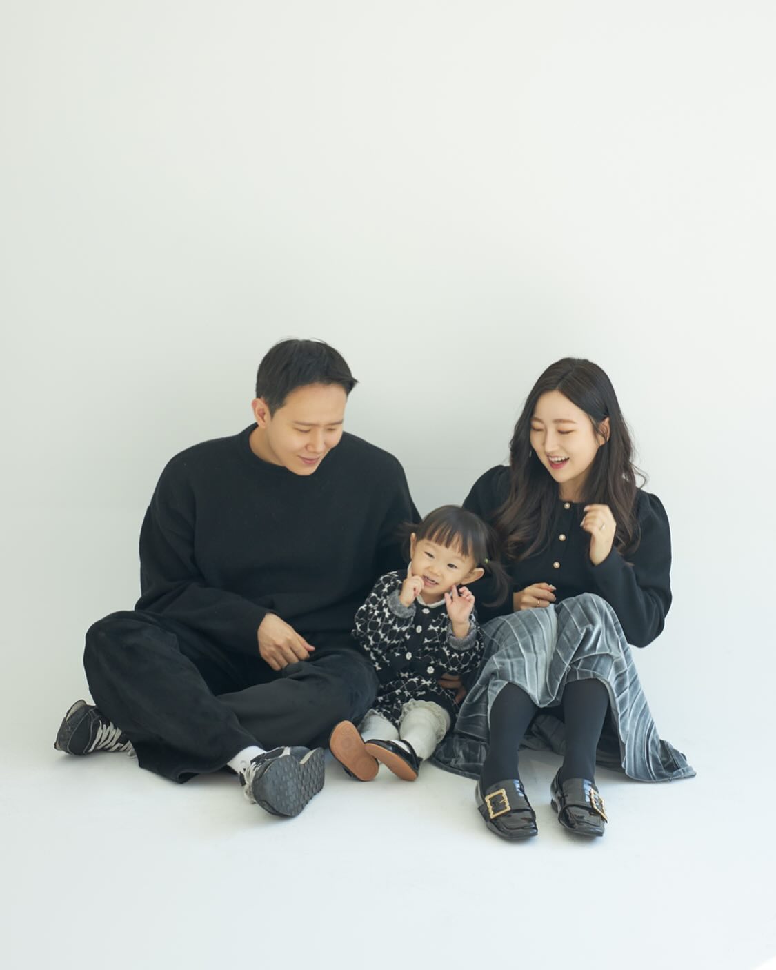 4번째 가족사진 🖤

우리부부의 첫사랑,
하루에도 열두번 넘게 사랑한다고 말해도 부족해.
남편이 루리를 보면서 좋아죽겠다는 표정을 보는것도 행복한 일상 ✨