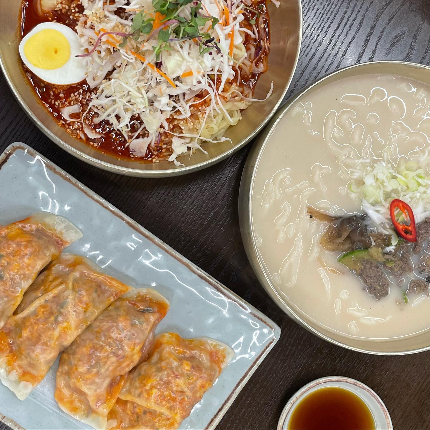 추운날씨에 생각나는 칼국수 맛집 🍜

▫️칼국수는 사골베이스로 나와서 담백하고 깔끔한 맛
면발도 탱글탱글 맛있었고, 김치속이 꽉찬 김치만두는 
살짝 매콤하고 얇은 만두피가 신의 한수 👍🏻
새콤달콤한 비빔국수는 생면을 이용해서 면이 쫄깃함! 

 개인적으로 칼국수랑 김치손만두 내 취향저격💘

📍양주 #밀곳
📍경기 양주시 광사로 148 1층
📍매일 11:00~21:00 L/O 20:30

#양주데이트 #양주가볼만한곳 #양주맛집 #칼국수맛집