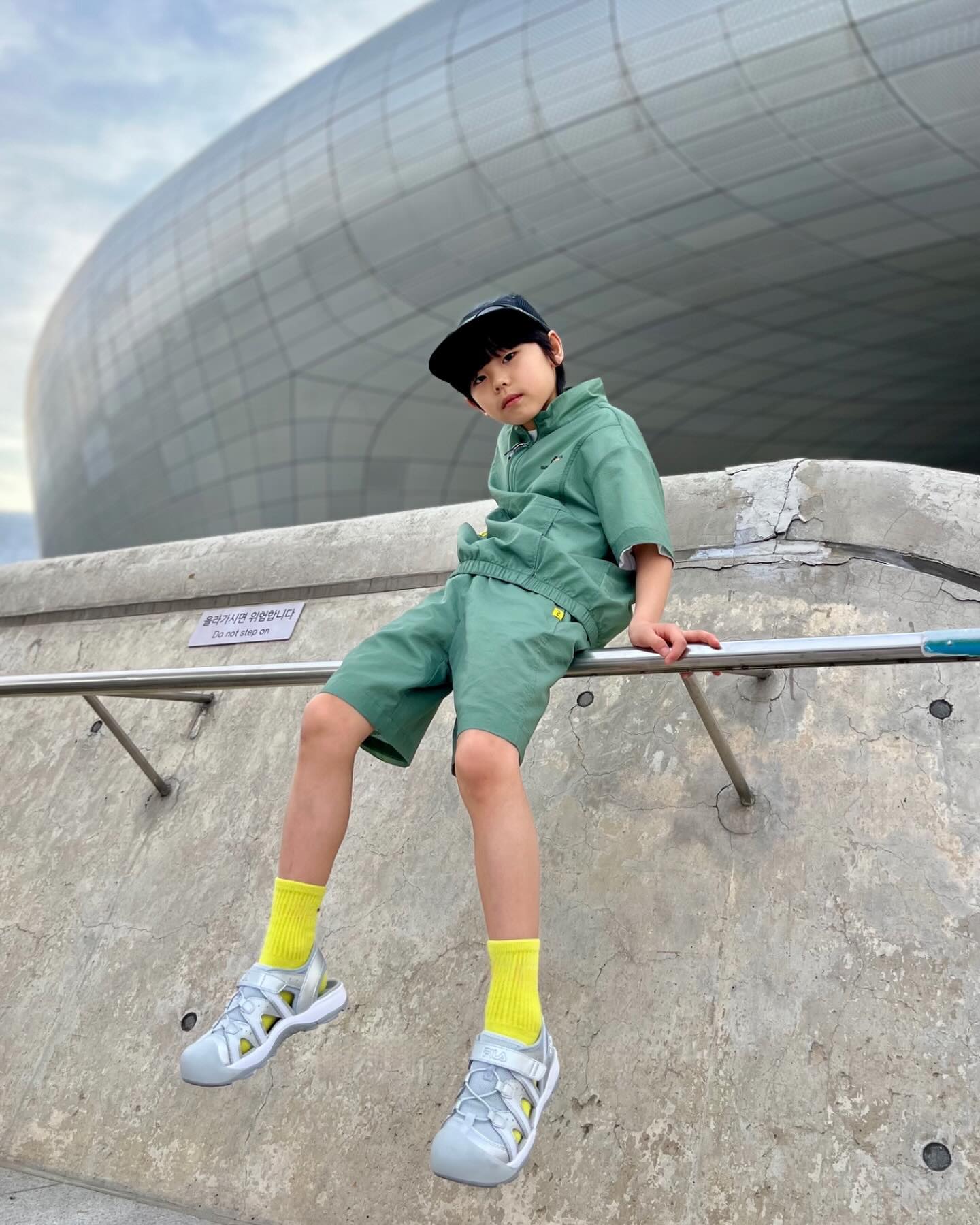 #제품협찬 filakids 

.
.
.
고프코어 무드의, URBAN CREEK 샌들🩶

-휠키 버디즈 현서의 코프코어 스타일링 보고 가실게여🩶
-터치감이 좋은 소재의 과하지 않은 그래픽 디자인으로
-저학년부터 고학년까지 착용할 수 있는 
-고프코어 트렌드의 데일리 카즈 버전 우븐 세트와

-미끄럼 방지의 안전한 아웃솔과 안전한 토가드로 우리아이 발을 보호해주니 캠핑이나 활동적인 야외 활동에도 ”ok“
-측면의 아이코닉한 디테일과, 앞코의 동글동글한 귀여운 쉐잎
-도시속의 자연 한 스푼, 자연과 도시를 넘나드는 어반크릭 샌들
-지금 휠라키즈 공식 인스타그램 계정에서 어반크릭 샌들 체험단 모집하고 있으니 이모들 신청들 하셔야겠지요?

📌현서 127cm 23kg 130사이즈
📌반집엎 우븐 상하세트 
📌어반 크릭 샌들 KD 210

.
filakids 

.
 #Filakids #휠라키즈 #휠키버디즈2기 #스포티룩 #고프코어 #고프코어룩 #샌들 #여름샌들 #키즈샌들 #아동샌들 #유아샌들 #데일리룩 #키즈패션 #키즈데일리룩 #키즈데일리룩 #어반크릭샌들
