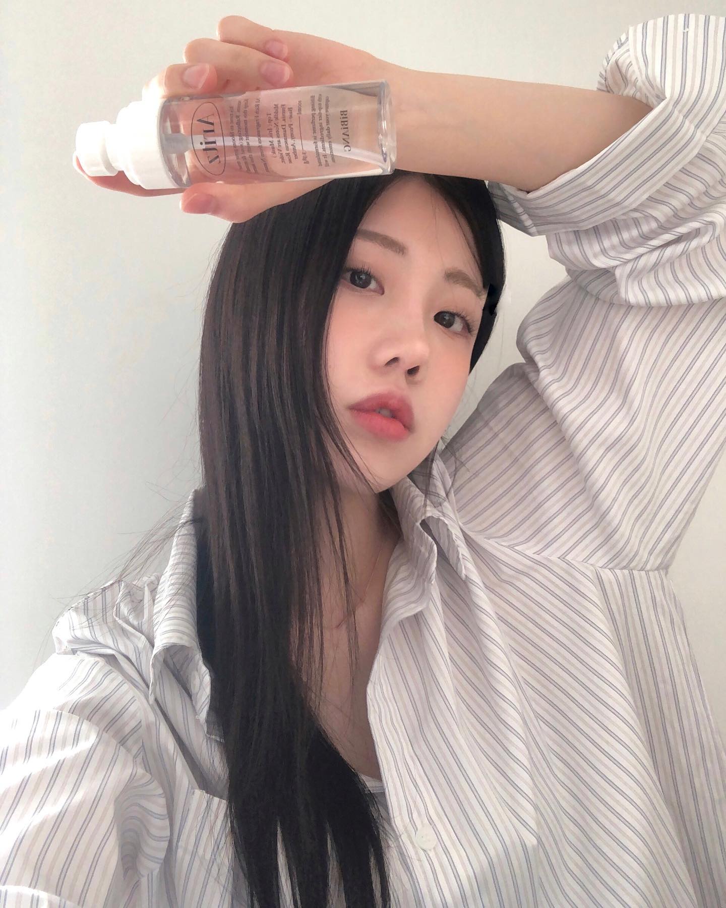 #협찬 bibiang_official 🫧🤍

백화점 니치 향수 브랜드인 비비앙이 올리브영에서 
섬유향수로 런칭되자마자 동시에 1위를 하며 신상은 
품,,절,,이라고 해요,,ᵕ᷄≀ ̠˘᷅
이제는 손쉽게 선물할 수 있도록 카카오톡 선물하기도 
가능하다고 해요!

이번 신상인 콜린과 아리츠 향 소개해드릴게요♡

🫧콜린 
콜린은 발랄한듯 청초한 느낌을 자아내고, 화이트 머스크가 기분 좋은 여운으로 남아서 데일리로 사용하기 좋았어요♡

🫧아리츠 
아리츠는 첫 시작을 여는 아이리스가 주는 은은한 포근함 뒤이어 밀려오는 피오니가 살결 위에 부드럽게 흩어지며 따스하게 감싸줘서 기분 좋아지는 향이었어요♡

#제품제공 #비비앙 #섬유향수 #올리브영 #올리브영섬유향수 #섬유향수추천 #올리브영추천템 #콜린 #아리츠