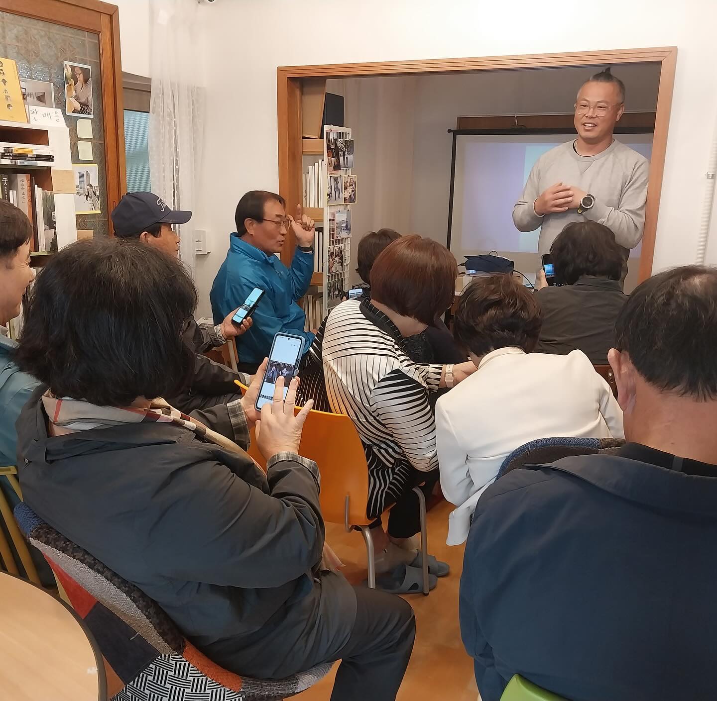스마트폰으로 사진촬영하는 방법에 대한 강의하고 왔습니다. 
강의 듣는 분들께서 좋아해주셔서 좋았고 열정적이라 더 열정적으로 할 수 있었습니다. 
강의료로 직접 로스팅한 커피도 얻었습니다. 
봉사로 한 강의지만 오히려 제가 더 많이 받고 온거 같아요. 

#제주사진관 #추억새김사진관  #제주책방 #사진강의 #스마트폰사진촬영강의
