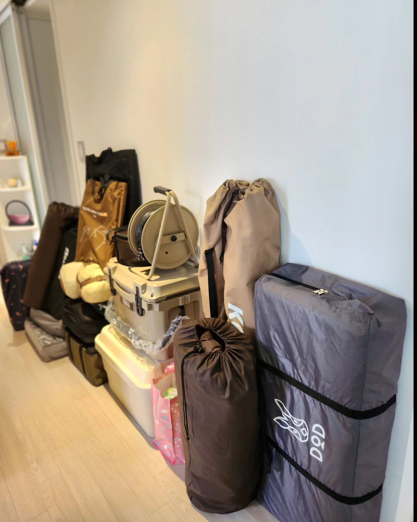 지지네 드뎌!!!
주말에 캠핑을 갑니다😆
오래 쉬었다 오래쉬었어!!🤭

매번 짐에 치였는데
이제 짐도 많이 줄였네요
이렇게 줄이고 저렇게줄이고
다음 캠핑때는 또 줄여볼 예정입니다🤗

아이들과 즐거운 캠핑을위해
꼭 필요한것만 챙겨보기로
마음먹은 지지네
잘할수있겠져??🙄
ㅎㅎㅎㅎㅎㅎ

지지네 캠핑 날잡으면 비오는건
이제 놀랍지도 않지만
또 비가오는 우중캠이네요
그래도 오랜만에 캠핑이라
엄청 설레요~~~~~~!!!😆
