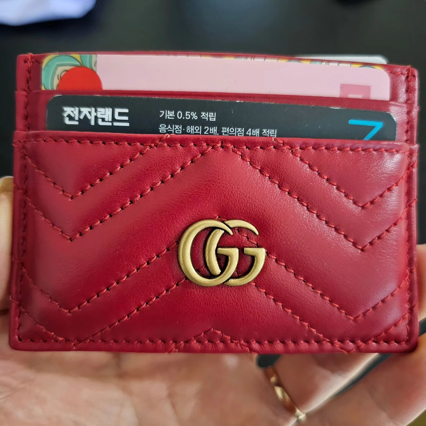 어제가 결혼기념일ㅋ
그것도 모르고 난 모임을 했네요!!
미안합니다♡♡
어제는 술 거하게 한잔해서 
식탁위에 올려둔 선물을 못봤다는...
카드지갑 낡았다고 바꿔라 하더니 직접 바꿔주시네요♡
요렇게 잘 챙기는 신랑 항상 고맙습니다~
내년엔 제가 꼭 잊지 않겠습니다!!!!

#결혼기념일 #구찌카드지갑
#결기선물 #감동감동 #사랑합니다