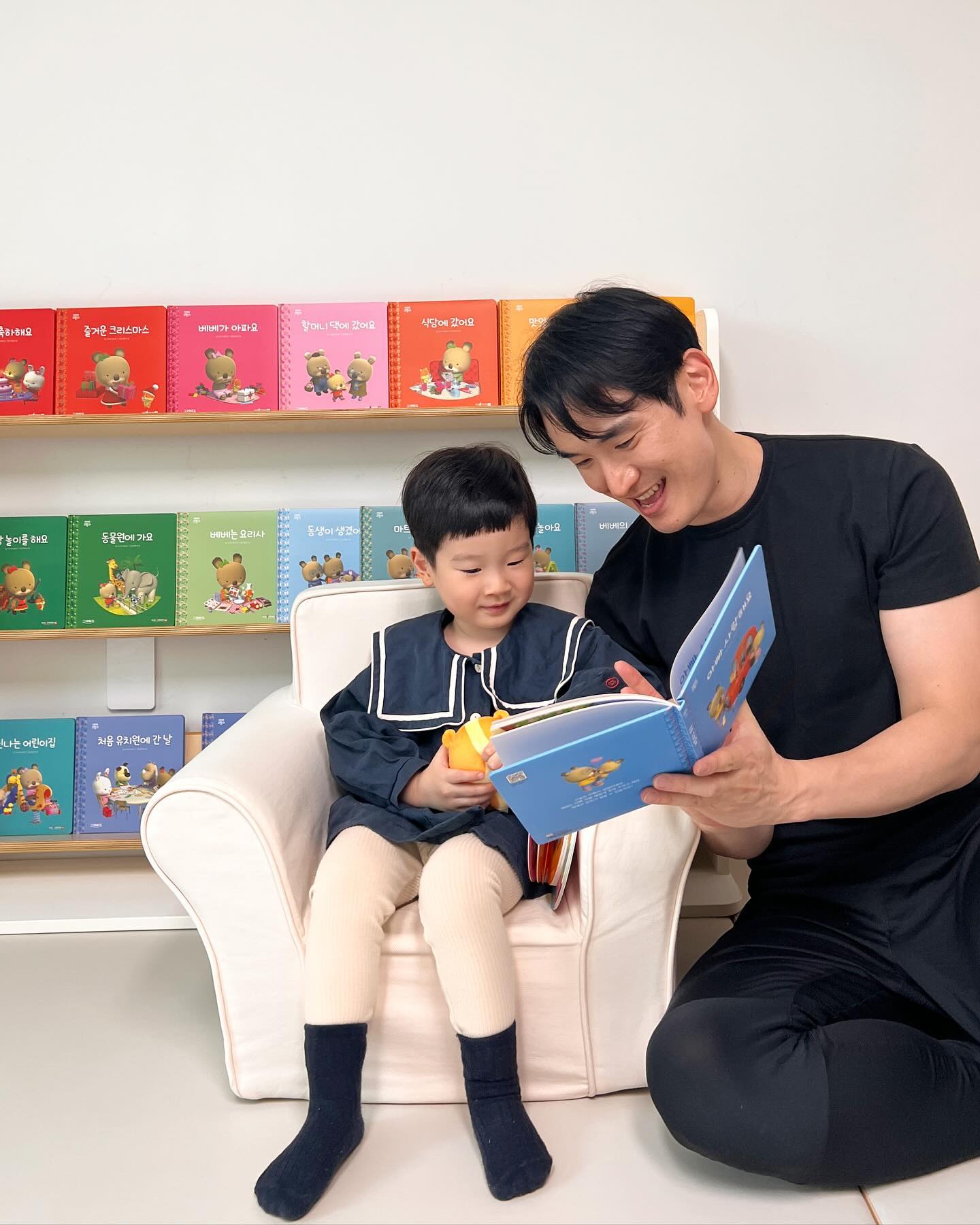 #제품제공 greatbooks_kr 

📚 육아는 하루하루 새로운 모험과 발견의 연속! 
은우와 아빠의 함께하는 특별한 독서 시간. 
 ‘그레이트북스 베베코알라’ 전집을 보기 시작했어요.
역시는 역시! 명불허전 그레이트 북스! ㅎㅎ
내용과 구성도 알차서 독서를 통한 
은우의 정서 발달과 인성 교육에도 
좋은점을 직접 느끼고 있답니다. 🌱

🎨 처음 전집 언박싱 했을 때부터, 은우의 눈이 반짝!!
아기자기한 디자인과 안전을 고려한 스펀지북 구성 
(질감이 진짜 베리굿), 
그리고 QR코드로 언제 어디서나 즐길 수 있는 
동화라는 점이 인상적이었어요. 
밝고 선명한 색상의 표지는 집안 어디에서나 
눈에 띄어 아이가 직접 책을 찾게 만들더라고요. 🌟

👂 베베코알라 전집을 알게 된 계기는요, 
주변 육아맘파들의 적극적인 추천이었어요. 
인터넷에 워낙 좋은 후기가 많이 있었고, 
책육아 좀 한다는 집에서는 베베코알라는 꼭 들이더라고요.
아무래도 이런 점들이 저희 가족도 베베코알라 전집을 
선택하고 경험해보게 한 큰 동기가 되었죠. 🤗

📘 전집 속 이야기들은 아이들의 눈높이에서 만들어져 있어요. 
가령 ‘사이좋게 놀아요’ 같은 이야기를 통해 
아이들은 양보와 공감의 중요성을 자연스럽게 배운답니드. 
또한, 이야기 속 베베와 알피라는 캐릭터를 통해 
다양한 감정과 성격을 경험하면서 
자연스럽게 감정 표현을 배울 수 있는 
좋은 기회를 제공받고 있어요. 🎭

👀 매일매일 새로운 이야기를 통해 아이들에게 
긍정적인 영향을 미치고 있는 베베코알라 전집!!
아이와 함께 성장하며 느끼는 독서의 즐거움은 
정말 무궁무진하다는 걸 요즘 더 체감하네요. 
은우와 함께하는 독서 시간을 더욱 특별하게 만들어주는 
전집 베베코알라, 모든 부모님께 강력 추천해요! 📖✨

#그레이트북스 #베베코알라 #생활동화 
#성장동화 #책육아 #아빠육아 
#아기전집 #전집추천 #책읽어주는아빠