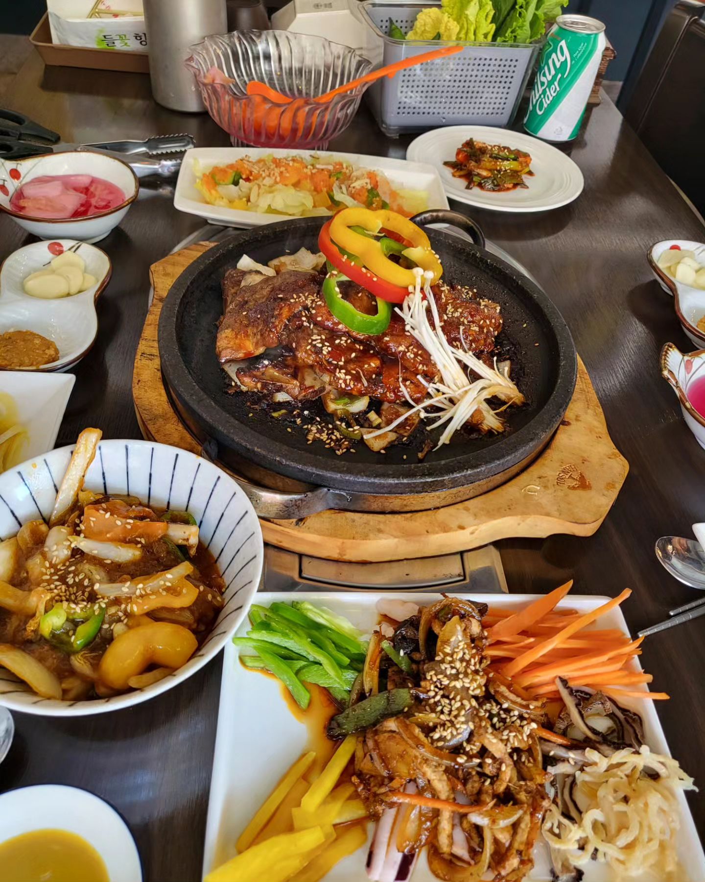 #협찬
✨️화석갈비짚
광주광역시 동구 장동로 27
영업시간: 11:00 ~오후 12:00/라스트 오더 오후 10:00 (화요일 휴무)
062-416-2053

▫️주문메뉴
돼지화석갈비 17,000원 ×2인분 
후식 비빔냉면 5,000원
음료수 2,000원

조대후문에서 서석초등학교 가는길 한식과 중식을 동시에 식사 할 수 있는 곳! 30년 경력의 한식셰프님이 운영하는 식당입니다. 
고기를 주문하면 팔보채랑 양장피가 서비스로 나오는데 와사비소스 뿌려 팔보채 섞어먹고, 양장피에 갑오징어 완전 싱싱함👍
48시간 동안 숙성한 돼지갈비는 짚불로 구워지는
향기가 느껴지는데 돌판이 지글지글 소리💕 매콤한 돼지갈비맛으로 주문해서 파김치, 쌈배추, 비냉에 싸서 맛있게 먹고왔어요

#광주동명동맛집
#동명동
#자세한후기는블로그에