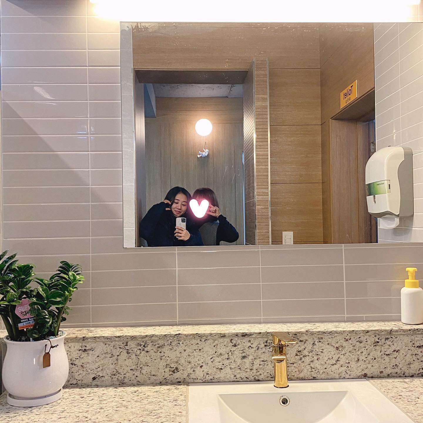 #협찬 #모이돈까스 
.
.
대구에 있을 때는 광장코아에서 뭐 먹었던 기억이 없는데, 최근 몇 년 사이에 대구 방문할 때마다 간 거 같다. 이번에는 광장코아에 위치한 수제 돈까스 전문점인 모이돈까스에 방문했다. 나는 저녁시간에 방문해서 주차는 운 좋게 근처 서대구 세무서에 무료로 했다. (정확한 주차는 가게에 전화로 문의해 보면 좋을 거 같다.)

아무튼 이번에 방문하게 된 모이돈까스, 나는 모듬 돈까츠랑 차슈 덮밥을 주문해서 먹었는데, 맛집 인정! 보통 돈까스 먹으러 가면 느끼해서 다 못 먹는 편인데, 다 먹고도 더 먹고 싶었다. (사실 배가 불러서 더 먹지는 못했다는🙄) 그리고 차슈 덮밥은 고기도 많고 너무 맛있었는데, 같이 나오는 새우튀김마저도 맛있었다🍤

🥩모이돈까스가 맛있는 이유
- 국내산 한돈 1+ 등심만 취급
- 168시간 숙성 냉장고에서 숙성 후, 누룩 소금을 사용
- 소스 돈까츠 모두 수제로 만들어서 제공

사실 요리 잘 모르지만, 위에 설명된 내용 때문에 더 맛있는 느낌이랄까🙂 아무튼 왜 맛있는지 긴 설명이 뭐가 필요해, 다들 드셔보세요! 맛있어요👍🏻 식사가 끝난 후, 식혜를 주셨는데 식혜 러버인 나에게는 너무 맛있고 행복했다🤩 그리고 하이볼이랑 에이드도 있던데 궁금해😯 다음에 기회 되면 다른 메뉴도 맛보고 싶다. 

그리고 여기 사람들이 배달을 많이 시켜 먹는 느낌이었다. 나는 홀에서 먹었는데, 계속 배민 알림이 들렸다. 아마 밥시간 때 방문하면 사람 많을 거 같은 느낌🥺 (전화로 미리 예약 후, 방문 추천!)

마지막으로 여기 사장님 정말 친절하시고, 가게도 깨끗해서 개인적으로 대박 났으면 좋겠다👍🏻 맛있는 음식 감사합니다👏🏻 .
.
📍모이돈까스
대구 달서구 당산로38길 6 (두류동 630-18) 2층
⏰ 매일 10:00 - 22:00
☎️ 0507-1340-1488
.
.
▫️모듬돈카츠 (₩11,000)
▪️차슈덮밥 (₩12,000)

#대구맛집 #돈까스맛집 #두류동맛집 #돈까스 #수제돈까스 #광장코아맛집 #광코맛집 #모이 #모이돈카츠