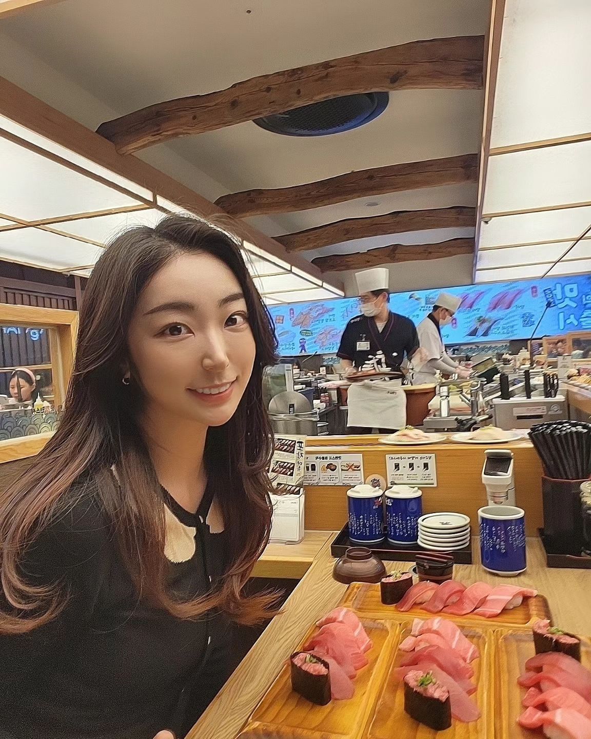 잠실 초밥 맛집
'갓덴스시'
.
.
참치세트는
그냥 말해모해🍣
.
.
주문하면 
앞에서 바로바로
만들어서 딱!!👍
.
.
야무지게 먹고
배부른 행복❣️
.
.
.
#갓덴스시#참치초밥#잠실맛집#초밥맛집#참치#일상#일상스타그램#소확행#배부름#소통#사진#음식사진#맛집#맛집찾기#좋아요#오랜만에#참치초밥#아점#행복#소소한일상#맛있는점심#사진찍기#인증샷#카페#일상기록#잠실맛집추천#롯데월드타워#잘먹었습니다#쵝오