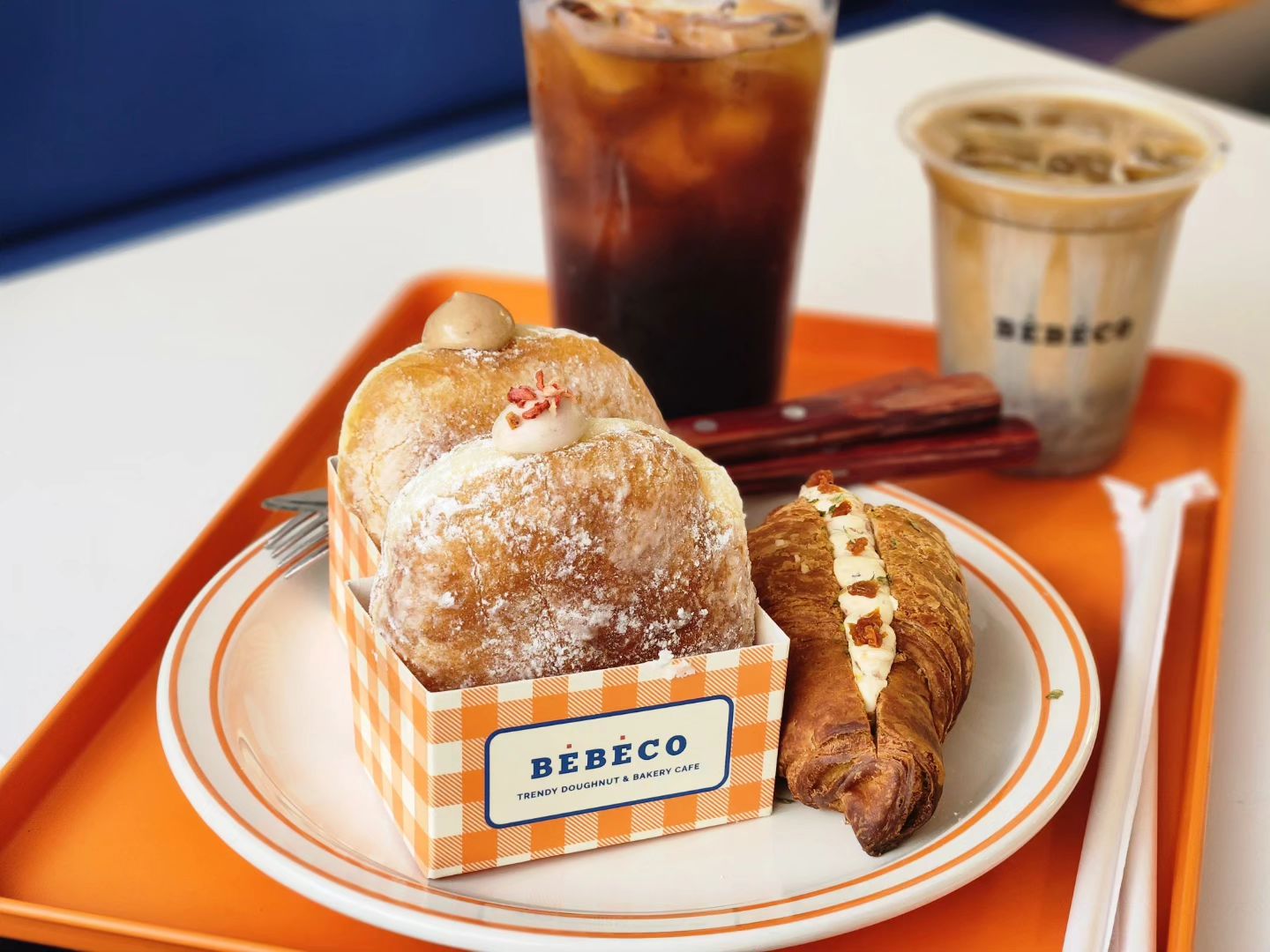 <대구> #배배꼬동성로 #협찬

♡도넛류 1900원~4000원
♡소금빵류 2800원~3800원
♡음료 2000원~5500원

어느새부터 크림도넛이 유행하기 시작했는데 진짜 맛없없❤️이잖아요! 저는 딸기크림이랑 얼그레이했는데 진짜 속에 크림이 잔뜩!! 딸기크림이 인기던뎅 얼그레이가 더 제 스타일이었어요!🎂 바질토마토소금빵은 토마토 크림치즈에 바질소스가 빵 속에 발려있었는데 베이글로 먹어도 맛있는 조합이라 넘 맛났습니다ㅎ

음료도 저렴하고 맛난 디저트도 많아서 담에 친구랑 같이 또가도 좋을 것 같았어용><ㅎㅎ

bebeco_daegu 
#동성로카페 #동성로도넛 #대구아이스도넛 #대구도넛 #대구베이커리카페 #동성로맛집 #반월당카페 #반월당베이커리 #첫줄 #좋반 #먹팔 #먹스타그램 #아가리어터 #빵스타그램 #빵순이그램