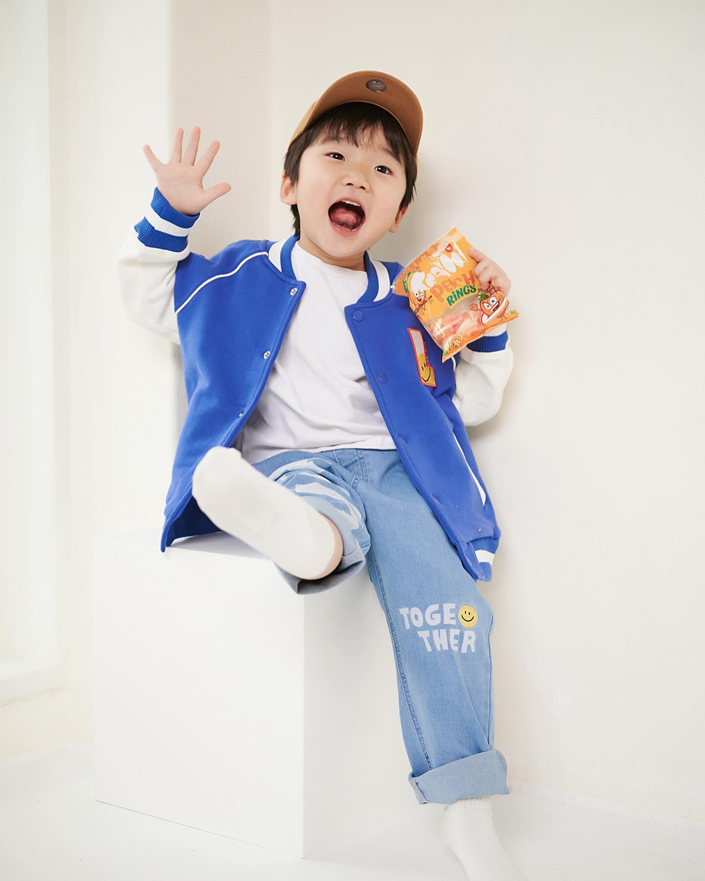 ᴊᴇᴏɴɢᴡᴏᴏ ◡̈
⠀
⠀
보리차, 젤리 광고 노리는중 😎
⠀
새학기 등원룩으로 너무나도 딱인
야구점퍼와 데님팬츠의 조합은 진짜 말해뭐해!
파란색이 이렇게 잘어울릴줄 몰랐지뭐예요.
디자인, 색감, 소재 다 완벽하답니다.💙
⠀
⠀
✍🏻 정우 착장정보
52개월 108cm 17.5kg
래핑차일드 스마일스타디움점퍼 블루 120
래핑차일드 세미배기핏데님팬츠 120
⠀
⠀
⠀
･ ･ ･ ･ ･ ･ ･ ･ ･ ･ ･ ･ ･ ･ ･ ･ ･ ･
⠀
🏷️ laughing.child 
#래핑차일드 #래핑투게더 #키즈스타디움점퍼
#키즈야구점퍼 #키즈데님팬츠 #키즈청바지 #신한기룩 #스쿨룩 #남아코디 #래핑크루9기 #래핑크루 #유아모델 #키즈모델 #맘아모델