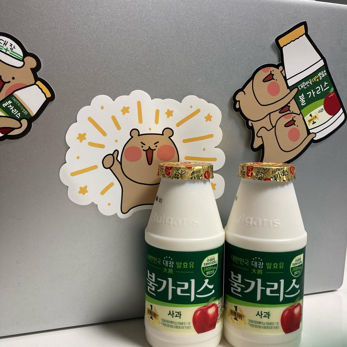 #협찬 #불가리스 #불가능은없다 #와다다곰

정말정말 너무 잘 먹어왔던 불가리스에서 제품제공을 해주셨는데요,

전 실제로 항상 아침에 하나씩 먹고 나가는 습관이 있었기에 너무 환영하는 협찬이었습니다🫶🏻

맛도 있고 배도 든든해지는 느낌이라, 못먹더라도 챙겨가는 불가리스입니다🕺

요번엔 귀여운 스티커도 출시돼서 다꾸하시는 분들께는 일석이조일 것 같아요 ㅎㅎ🐻

장 건강이 걱정이신 분, 아침을 간편하게 드시고 싶으신 분, 유산균을 찾으시는 분들 대환영입니다!!🙌🏻

그리고 샐러드나 과일 스무디 만들때도 활용이 가능하므로 불가리스의 대 변신도 기대해주세용👍🏻

다같이 얼른 1일 1불가리스 해봐용