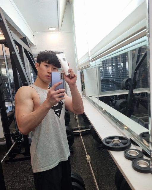 봉관 🇰🇷Bong Gwan on Instagram: "#협찬 #클렌징폼 
🔥불금🔥 오전운동완료  숙제끝!! 
가슴 + 이두✌️ 내일은 주말입니다😄
 헬스장 가시나요~? 오늘은 남성 클렌징폼을!

✴️히즈클린 2세대 남자쉐이빙 클렌징폼!!
 📢 쉐이빙크림과 클렌징을 동시에👍 리뉴얼되어서 출시했어요!! 
사용후기 : 거품도 잘나고 면도랑 세안을 한번에 해서👍👍시간 아낄수있고  너무 좋습니다!! 
부드럽더라구요 남성분들 추천드립니다❗️

✔️멀티 클렌징 ➡️ 세안과 면도를 한번에 
✔️은은한 우디향 ➡️ 땀과 취취까지 상쾨하게
✔️마이크로버블 ➡️ 과분비된 유분과 노폐물 
  컨트롤

구매링크!
https://m.smartstore.naver.com/heisclean/products/6172188572

#광고#히즈클린#클렌징폼#클렌징폼추천#클렌징폼순위#쉐이빙크림#쉐이빙젤#쉐이빙폼#세안비누"
