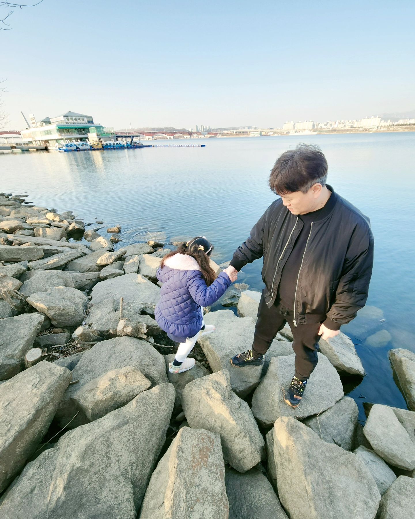 오빠랑 나랑 도수치료 받고🤣
키즈까페 두시간 놀고~ 집에 오는 길에 한강산책

제발 말 좀 잘들어줘라😂🤣😂🤣😅

#연휴끝 #연휴 #연휴마지막날 #한강 #한강나들이 #한강라면 #산책 #올해도 #셋이 #건강하고 #행복하자 
#내전부들 #사랑해