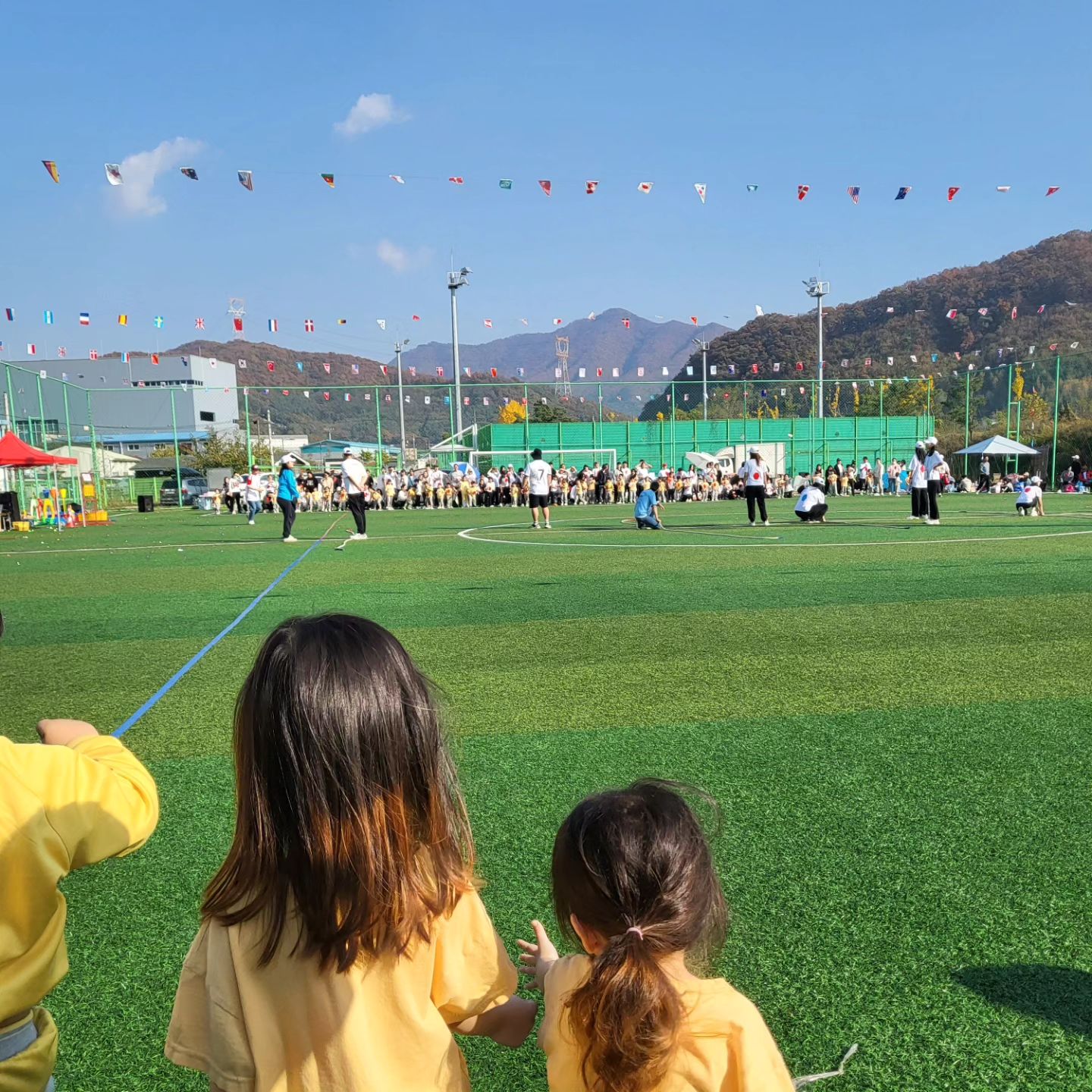 그렇게 기다리고 기다리던 체육대회
.
가령이 제비뽑기 운좋게뽑혀 대표 계주로 달리고
하령이 하고싶었는데 못뽑아서 보면서 훌쩍이고 ㅋㅋ
맛있는 간식시간,
 하령이친구엄마가 치킨에 김밥까지 다 가져오셔서 맛깔나게먹고 두 손 가득 선물받아 차에타니
바로 잠드는 딸램들 ♡ 
.
오늘도 이렇게 마무리하기~
#운동회 #어린이집체육대회 #체육대회
#이쁜이들 #육아스타그램 #토요일