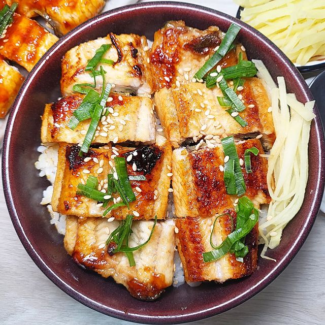 먹보패밀리 | 서울맛집 경기맛집 강원도맛집 전국맛집 on Instagram: "#광고 #먹자풍천민물장어 

오늘 소개해 드릴곳은 오류동 장어맛집인 먹자풍천민물장어 입니다🥰🥰 먹자풍천민물장어는 26년 경력으로 최고의 맛과 정직한 가격으로 풍천민물장어를 소비자님들께 배달하고 있는 곳 입니다😍😍

이곳은 매일 고창과 영광에서 수송해오며, 살아있는 장어를 직접 손질하여 전달합니다. 그리고 장어와 함께 나가는 양념소스와 간장소스는 모두 수제로 만든 소스 입니다🤩🤩 그럼 얼마나 맛있을지 지금 바로 알아보시쥬👇👇

👉풍천민물장어: 풍천민물장어를 보고 정말 놀랬어요. 왜냐하면 한마리가 엄청나게 크더라구요. 큰 후라이팬에 2마리가 다 들어가지 않더라구요. 그래서 한마리 반씩 구웠어요 ㅋㅋ 뼈 손질도 잘 되어 있었고 그냥 굽기만 하면 끝이라서 너무 쉬웠어요👍👍

저는 장어를 간장구이, 양념구이로 먹었는데요. 역시 장어는 맛있더라구여~~ 담백하고 고소하면서 소스에 맛들이 장어 맛을 더 맛있게 해줬어요.!! 제가 먹은 장어가 힘이 강한녀석이었는지 아주 살들이 탱탱하고 부드럽더라구요~~🔥🔥 소스들도 부족함 없이 맛있었어요😋😋

오늘은 먹자풍천민물장어 밀키트를 소개 시켜드렸는데요. 먹자풍천민물장어는 오프라인, 온라인 매장으로 운영하고 있습니다. 온라인보다는 오프라인이 더 유명한 곳입니다.!! 매장에서 드시고 싶으신분들은 한번 방문해보시기 바랍니다❣️❣️

집으로 받고 싶으신분들은 네이버 쇼핑몰에서 먹자풍천민물장어를 검색 해주시면 됩니다^^!!

그럼 오늘도 좋은 하루 되시고 즐거운 메리크리스마스 되세용~~🎄🎄🎄🎄

✔️가게: 먹자풍천민물장어
✔️위치: 서울시 구로구 오류로8길 105 먹자풍천민물장어

#오류동맛집 #서울맛집 #캠핑요리 #장어밀키트 #밀키트 #장어 #장어덮밥 #장어구이 #장어요리 #집밥 #캠핑 #홈쿡 #장어맛집"