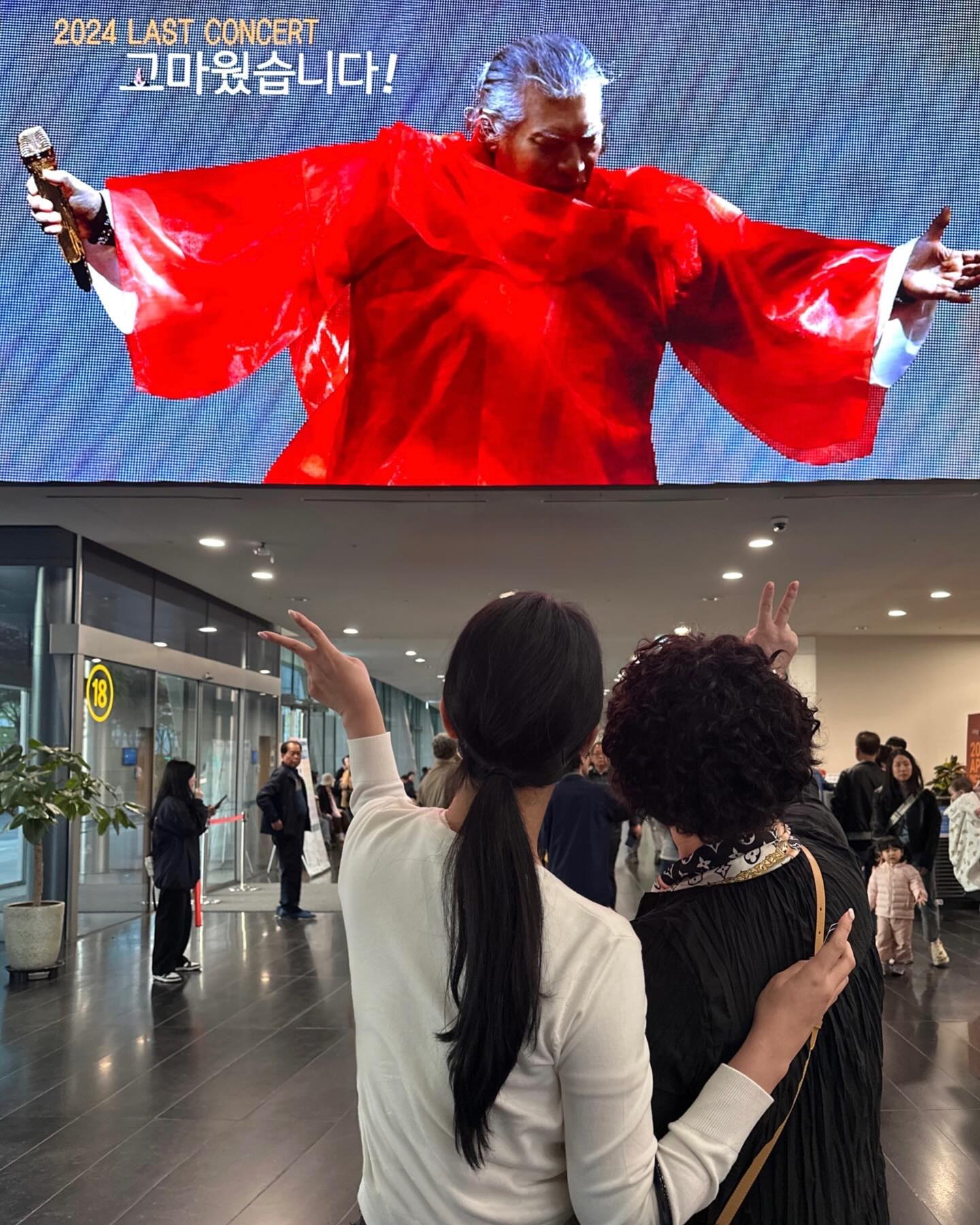 어버이날 (미리)효도하기!🩷

엄빠가 좋아하시는 나훈아오빠의 은퇴콘서트 티켓 구하기 성공✌🏻
스테이지 앞좌석으로 어렵게 구한 딸래미의 서프라이즈 선물이 되겠습니다:)

너무너무 좋아하시는 모습보니 뿌듯 그자체..
이 맛에 돈벌지💵💸

공연 끝나고 나서도 멈추지않는 후기행렬🗣️
고맙다며 현우와 나를 안아주는.. 소녀감성 울엄마🫶🏻

#나훈아은퇴콘서트 
#20240427