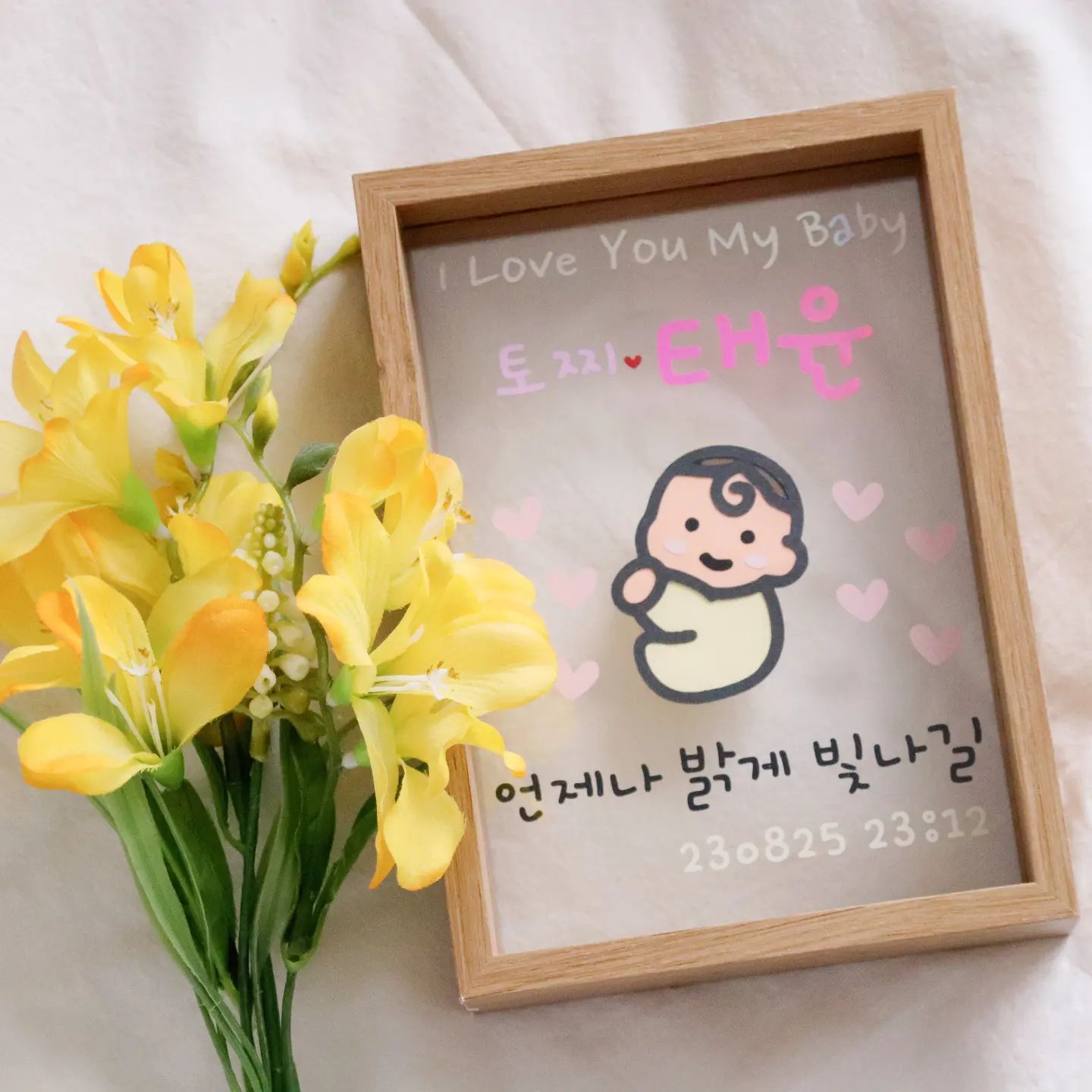 ᰔ 토찌,태윤
토퍼하는 프로그램 배우면서 이것저것 하다
기념으로 만들어본 액자.ᐟ.ᐟ
실제로 보면 글자 하나하나 잘 보이는데
사진으로는 다 담기지 않아 아쉽지만 해놓고 보니 예쁘네요ت ᰔᩚ