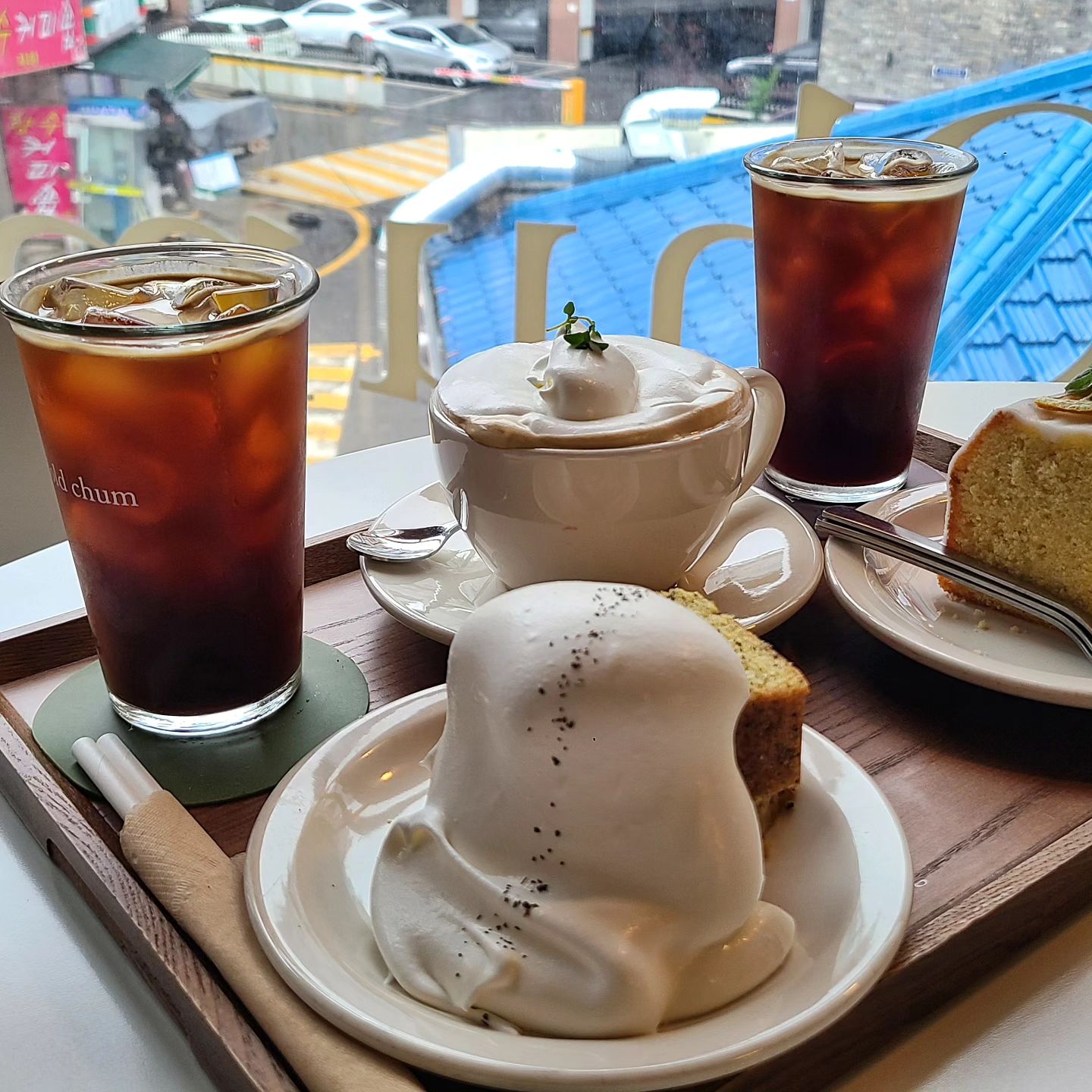 조명맛집 디저트맛집 취향저격 카페💛

✅️언올드첨
✅️수원시 팔달구 고화로39번길 76
🌬수원역 8출
✔️아이스아메리카노 4,500원
✔️화이트크림 6,500원
✔️레몬 파운드 6,000원
✔️얼그레이 파운드 6,000원

조명맛집 디저트맛집에 크림맛집🫶 수원 언올드첨 비오는날 방문했지요. 단독주택을 개조한듯한 넓은 매장에 통창 그리고 우드톤의 따듯한 분위기, 거기에 조명까지 더해져 추적추적 비오는날 가기 좋았던 운치있었던 카페

적당히 산미있던 아메리카노와 달콤한 디저트들 모두 좋았다. 그리고 요기는 크림맛집🩵 달콤한 크림이 올라간 화이트크림은 따듯하게 먹기를 ㅊㅊ 보기에도 예쁘고 먹기도 좋았던 모든 메뉴들. 비오는데 찾아가기 조금 빡셌지만 재방문의사 충분히 있음🙆‍♀️

좋은 공간에서 좋은 사람들과 보냈던 행복한 시간

#언올드첨 #수원카페 #수원역카페