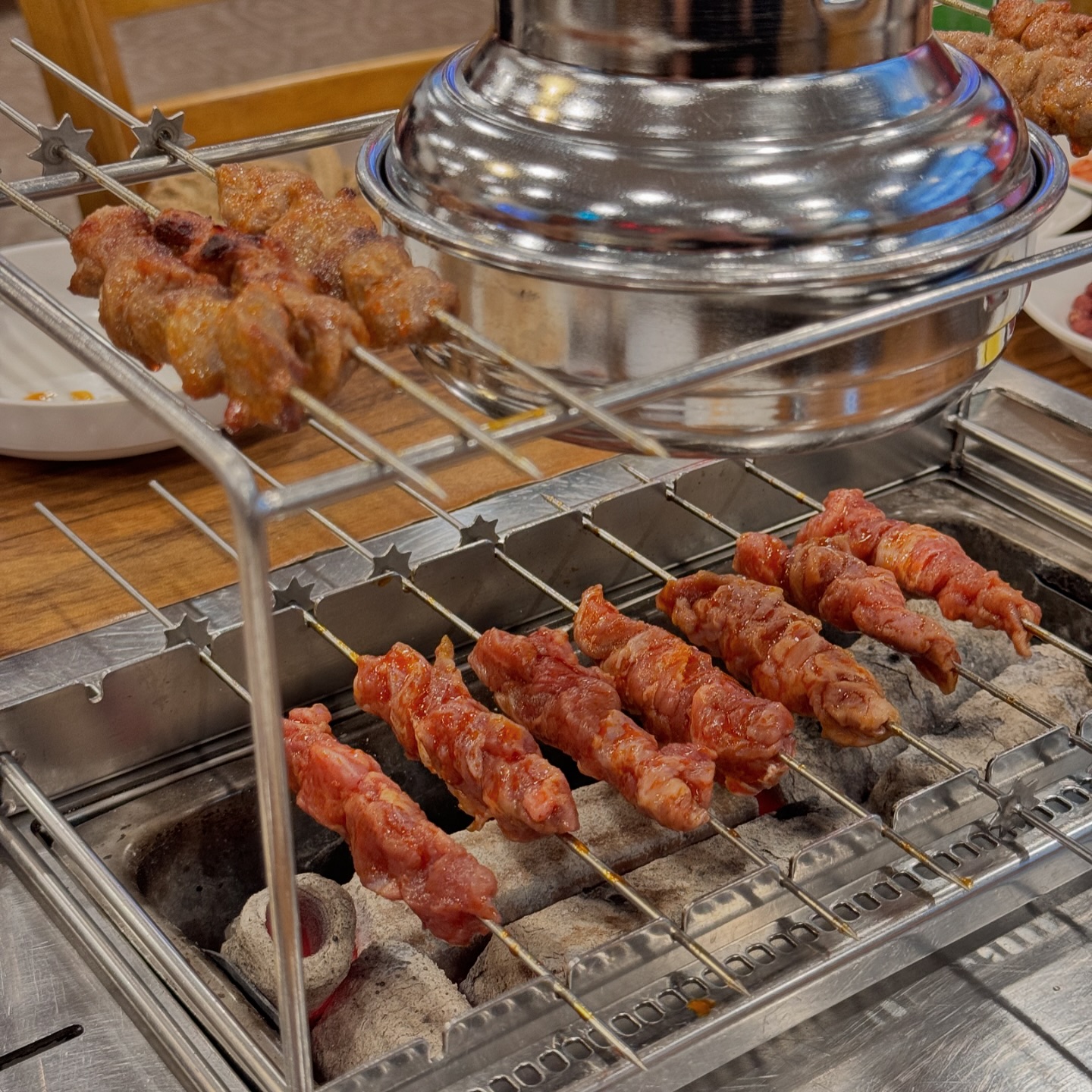 오랜만에 방문한 백두산. 양꼬치 1인분에 12,000원은 정말 말도 안되는 가격이지만 2인분부터 주문 가능하고 퍽퍽하고 질기고 쯔란도 요청해야 주고 에어컨도 아끼고 .. ㅠ 이럴거면 차라리 가격 오르는게 나은데 .. 아쉬움 한가득 🥲 애정하는 맛집들이 하나 둘 변하는 것 같아 슬픈 요즘,, 아 물론 내가 변한 걸 수도 있지만 가던 곳만 가는 사람에겐 너무 가혹하다구요 ~~
.
.
.
#백두산
#쌍촌동맛집
#양꼬치 #꿔바로우 #마라탕면
.
#도덕의맛따라멋따라_광주