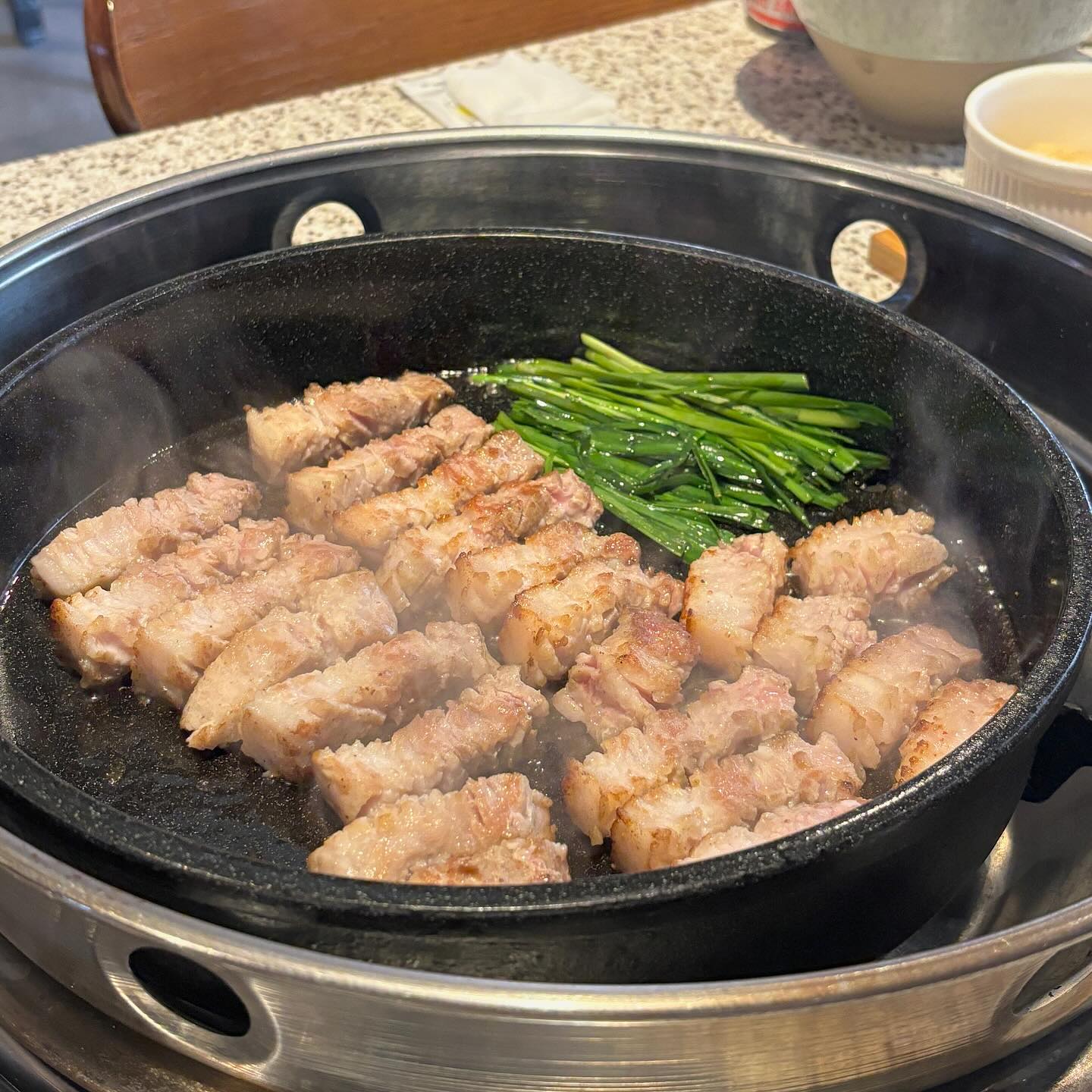 #도화식당 dohwa_seomyeon 

꼭 다시 들리고 싶은 단골집 저장👌

깔끔한 인테리어와 플레이팅, 곁들어 먹기 좋은 구성들이
특히나 진짜 최고인 곳💛💛💛
초벌구이 + 부추의 꿀조합, 도화식당에서 더욱 맛있게 즐겨봐요!

방문 꿀팁💡 도톰한 초벌 항정살은 진짜 돋보적! 주문 필수💡

📍 도화식당
📞 0507-1472-3779
🐷 도화삼겹 9,5  통목살 9,8  항정살 10,5

#전포고기집 #전포맛집 #서면맛집 #서면고기집 #서면 #좋아요 #좋반 #고기집 #서면핫플