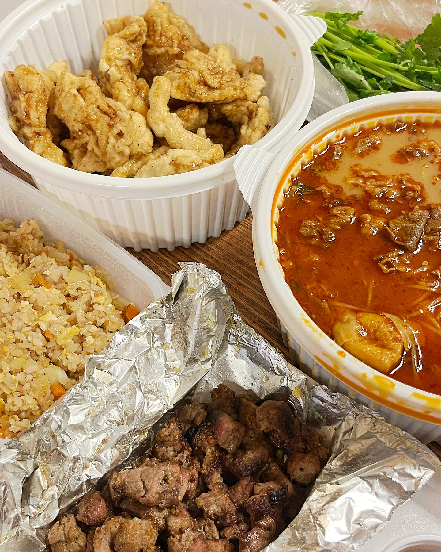 #내돈내산맛집

✔능곡 #동호네양꼬치 
📍 토당동 379-8 (#능곡시장 근처) 

맛도리 채오리의 최애 #마라탕맛집 🫶🏻
5년 넘게 단골인 이유가 있는 깊은 맛의 #마라탕 ❤️
마라탕 싫어하던 애인도 제일 그나마 맛있다고 인정해줌👍🏻

#동호네양꼬치
홀에서 먹을 수 있고, 배달 포장 모두 가능해요
#덕양구맛집 배달의민족, 요기요, 쿠팡이츠 모두 있어요

🛎 #마라탕 9,900원
마라의 화함이 강하지 않아서 입문하기 좋은 마라탕맛
사골의 깊고 담백한 구수한 맛이라 더 안질리게 먹게됨🐲
양고기 추가 옥수수면 추가 필수 추천🙌🏻

🛎 #양꼬치 15,000원
직접가서 먹는게 맛있지만, 쯔란과 자차이가 커버해줌👌🏻

🛎 #계란볶음밥 7,000원 
고슬고슬 담백 고소해서 볶음밥에 진심인게 느껴지는 맛👏🏻

🛎 #꿔바로우 18,000원
고기 두툼 소스는 레몬처럼 새콤해서 술안주로 최고🍋

🛎 #고수추가 2,000원
#고수쳐돌이 모여라~!! 가격대비 양이 실화??😍

🕰 연중무휴 
11:00 ~ 00:30

🚘능곡시장 or #능곡역 공영주차장
🔍#채오리_덕양구