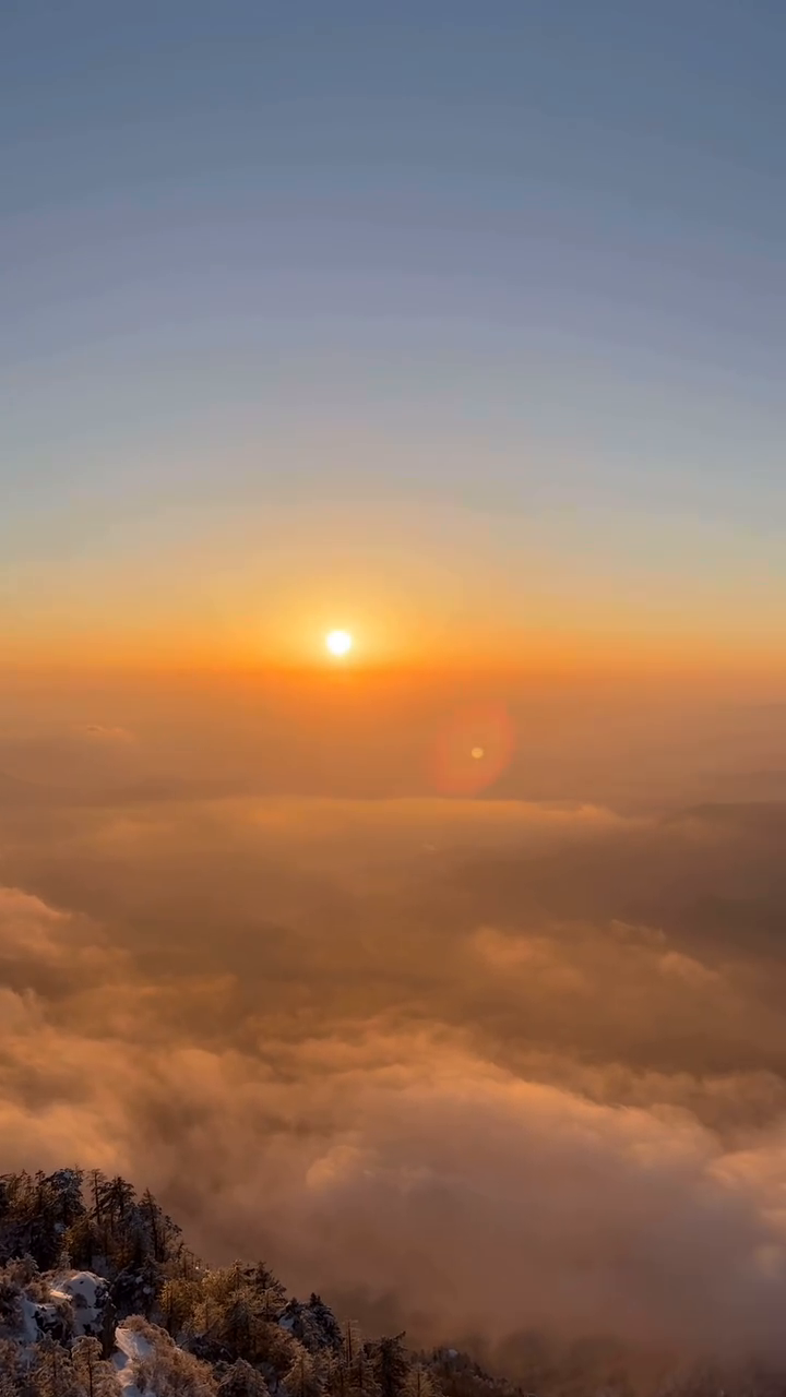 24.01.01 오늘의 짧은 일기
❄상고대 설국 보이나용? ☁️멋진 운해 보이나용? 🌅웅장한 일출 보이나용? 이게 바로 지리산⛰️🐲🐉

찬바람도 안불고 하늘은 맑고 날씨가 다한 지리산 일출. 모두가 하나같이 이런날씨에 일출을 볼수있어서 복덩이라고 했다. 정말 크고 밝은 웅장한 해에 벅차올랐다. 다같이 해피뉴이어! 새해복많이받으세요를 외치며 기쁨 두배세배네배다섯배♥️지리산 세가지 매력에 헤어나올수 없는 오늘. 항상 나에게 즐거움 기쁨 행복 좋은영향 따뜻함과 뿌듯함을 주는 지리산산행. 고맙습니다🤍
#일타삼피#일석삼조#세가지매력#복덩이