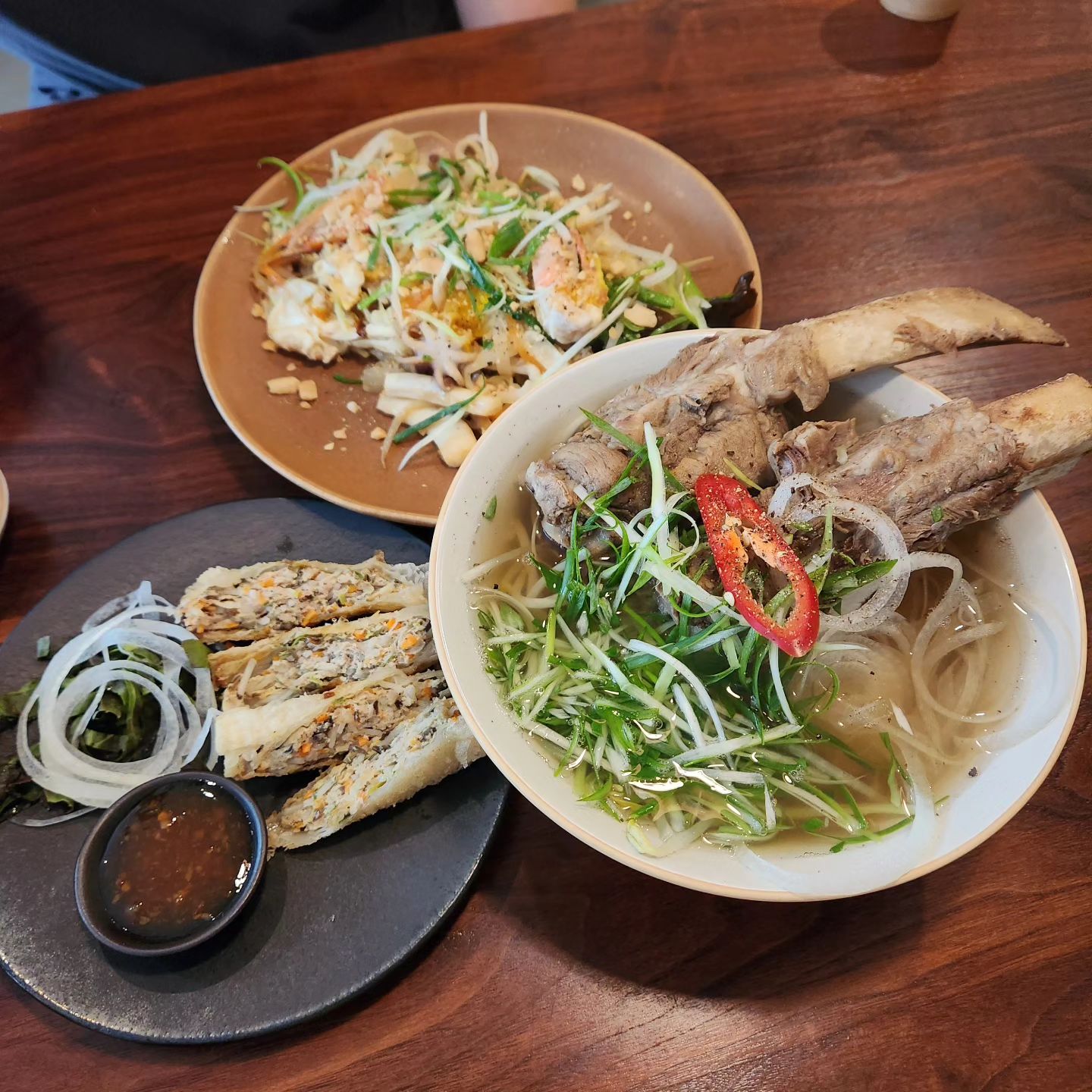 .
간만에 갈마동에서 쌀국수 맛집 찾았다
근처 살았으면 꽤나 자주 갔을듯!
소갈비쌀국수 질길까봐 걱정했는데
집게랑 가위 대자마자 호로로롤ㄹ록 벗겨짐🤤
국물도 진한데 안느끼하고 좋댜!
.
.
#가도누들
대전 서구 계룡로 395 1층 / 갈마동 273-24
매일 11:30~20:30 (BT 15:00~17:00, LO 20:00)
주차는 건물 뒷편 가능