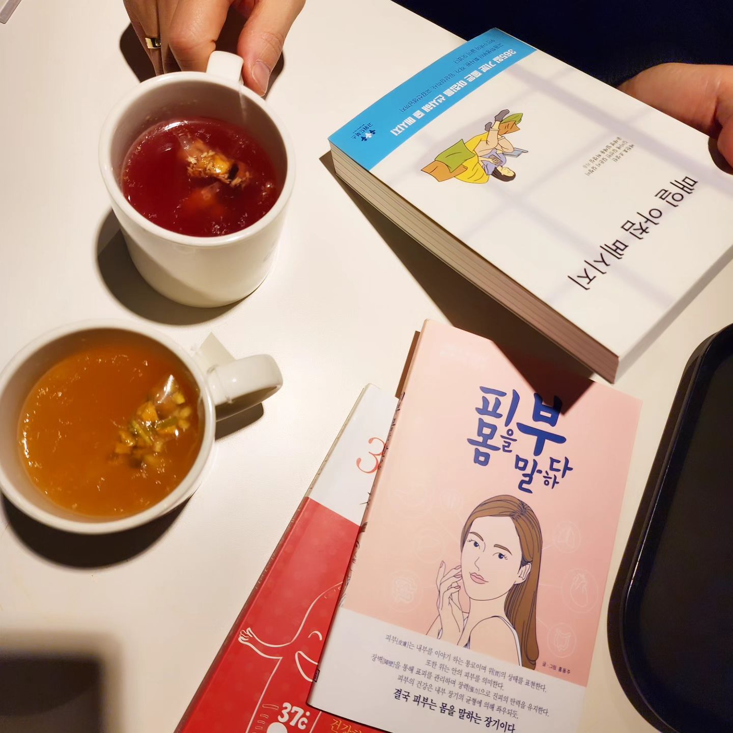 #책

📚 책을 읽는다는 건
과거와 미래를 연결하는 무지개 다리를 건너는 과정 같다.

내가 그런 생각을 했었지
내가 그렇게 행동했었지
나는 그것이 전부인 줄 알고 살았었지

2023년 나는 30번의 🌈 무지개 다리를 건너와
이제 
새롭게
2024년 또 다른 아름다운 다리를 건너고 있다.

건강하고 멋진 나로 변하고 있다.

.
.
.

어제보다 오늘 더 사랑스런 나영이를 응원하고 기도한다.

사랑해 옴총 이쁜 나용아~~~♡

~~~~~~~

하나님께서 노아에게 
보여주셨다
이제 물로 심판하지 않겠다.
약속의 선물은 
지금 우리에게도 유효하다.
무지개는 하나님의 선물이다.

#스스로응원하기
#스스로사랑하기
#스스로격려하기
#스스로기도하기
#스스로성장하기
#스스로이뻐지기