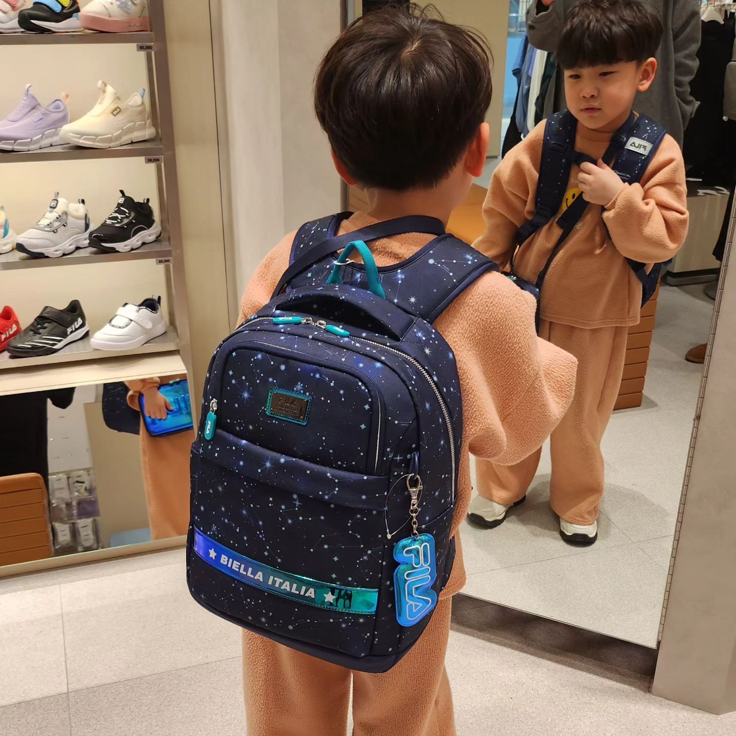 드디어 책가방 구매🎒 소문과 달리 재고는 아주많았고(?) 원하는 디자인으로 선택하신 아드님😃 엄마 취향은 아니지만 우리 아들이 좋다 그러면 된겨☺️ 고모가 책가방 사주러 부산에서 할미할비 모시고 올라오고! 덕분에 이것 저것 사고싶었던 것들 살펴보고 고르고~ 쇼핑다운 쇼핑 해본 것 같다🥳 백화점에서 유격훈련하는 24개월 딸은 할미품에 안겨 푹 자고 쏘 햅삐☆ 맛난거 많이묵고 그저 행복했던 남편의 생일날🤣 2월의 큰 행사들이 끝을향해 달리는고나 바쁘다 바빠! #일상 #예비초등 #입학준비 #남편생파 #시댁최고 #고모최고