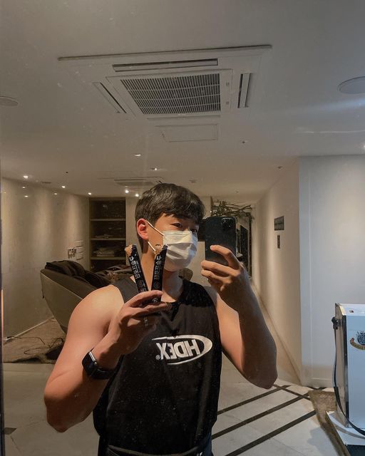 핏성민 on Instagram: "#협찬

[한 입에 털어먹는 초간편 10초 단백질, 구슬프로틴]
 
저에게 첫 협찬이라니, 신기방기하네요🐣
운동인들에게 꼭 필요한 바로 그것, 프로틴
바쁜일상에서 섭취하기 쉽지않은데요, 간편한 구슬프로틴 2포면 단백질 20g 섭취 완료😛 
더이상 프로틴이 음식이나 물에 타먹는 고정관념을 탁 깨준 제품인 것 같아요. 저는 샐러드에 한포 넣어서 먹고, 점심 저녁 사이 한포 먹었는데 정말 간편하더라구요.
회사원이시면 이방법 추천드립니다👍🏽

📍간단 설명
1) 유당불내증 걱정 없는 고급 유청 분리 우유 단백질로 운동직후 빠르게 흡수되는 WPI 함유
2) 하루종일 단백질을 공급하는 MPI 함유, 고급 완두콩 단백질 BPI 함유
3) HACCP 인증으로 믿을 수 있는 안전한 프로틴

📍직접 사용 후 진심평가
✔️ 주머니에 쏙, 가방에 쏙, 입안이 쏙, 간편함 💯
️✔️ 프로틴음료 딸기맛, 초코맛에 나는 특유의 비린맛이 싫은분들 추천 🙌🏻
✔️ 샐러드에 뿌려먹으면 단백질 +10 g 업‼️

bit.ly/liftaofficial
.
.
#구슬프로틴 #초간편프로틴 #프로틴 #단백질 #운동 #오운완 #헬스"