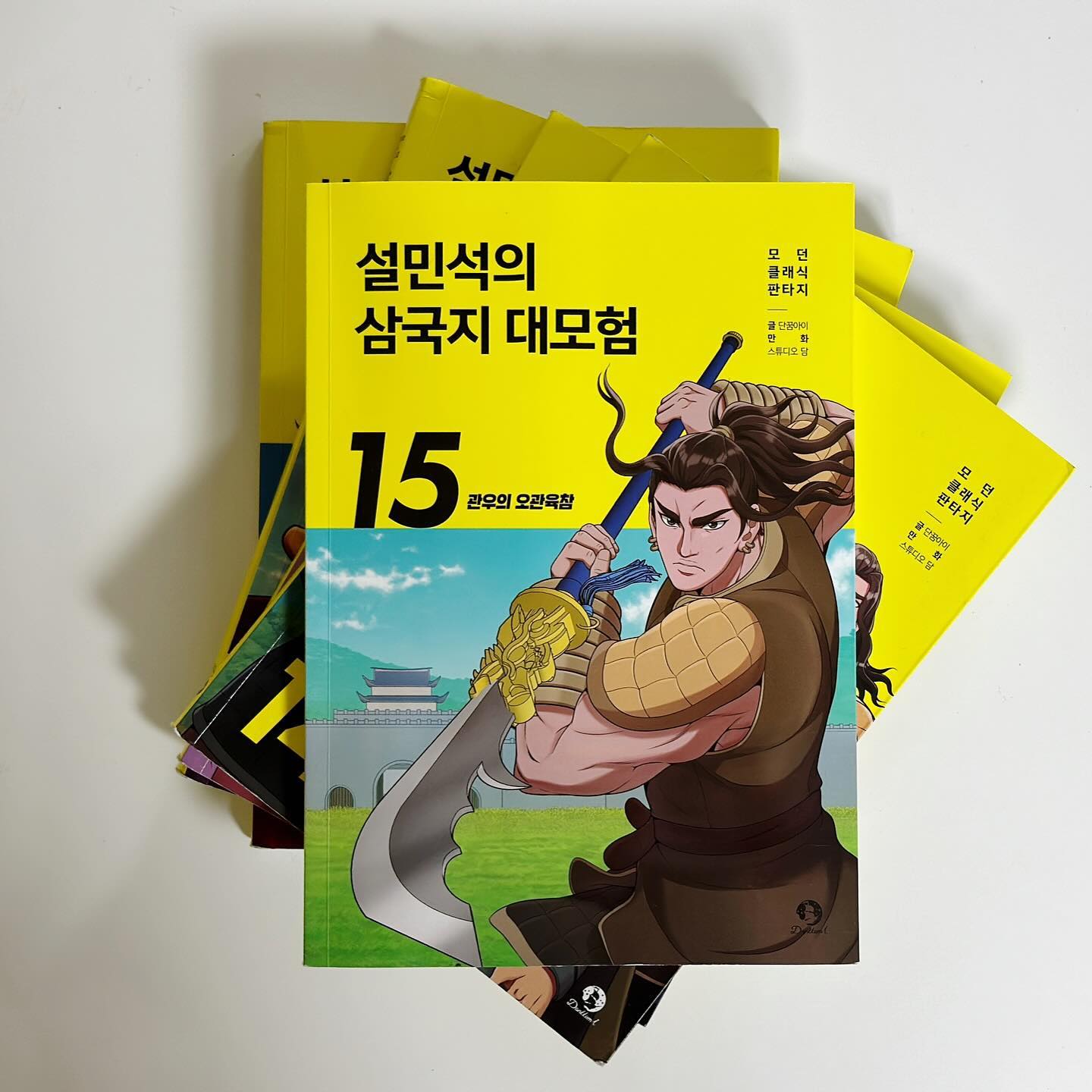 #협찬 이지만 진심을 담아 쓴 서평입니다.

📖 설민석의 삼국지 대모험 15 - 관우의 오관육참

누구나 쉽고 재미있게 만날 수 있는 만화 삼국지라는 거 다들 아시죠? 이번 15권의 줄거리를 다음과 같아요.

유비가 원소의 진영에 있다는 소식을 알게 된 조조는 유비와 관우 사이를 갈라놓기 위해 관우에게 원소의 장수 안량을 물리쳐 달라는 편지를 보낸다. 관우는 한시라도 빨리 조조에게 은혜를 갚고 그를 떠나기 위해 곧바로 전쟁터로 나아가 원소의 맹장들을 차례로 쓰러뜨리고, 이에 원소는 분노하며 유비를 향해 칼을 뽑아 드는데...!
한편 유비의 소식을 들은 관우는 지체 없이 조조를 벗어나 유비를 만나러 먼 길을 떠나지만, 조조의 용맹한 장수들이 관우의 앞을 막아선다. 이에 그는 다섯 관문을 지나며 여섯 장수를 베어 용맹을 떨치는데... 과연 관우는 그토록 그리던 형제들과 다시 만날 수 있을까?

눈길을 사로잡는 색다른 그림과 상상력으로 탄생한 새로운 인물들이 더욱 재미있게 빠져들도록 만들어요. 삼국지의 배경이 되는 실제 인물과 사건 등을 꼼꼼하게 담은 역사 정보까지! 그 매력에 푸욱 빠지게 될걸요? 
저희 아이들은 이미 빠져들어 여러 번 읽고 있답니다 ㅎㅎㅎ

설민석의 대모험 시리즈 책 마지막 페이지에 구매자를 위한 특별혜택인 설렘코드가 들어있는데 이 설렘코드로는 설쌤 앱에서 사용 가능한 스페셜 아바타 카드와 앱 포인트 500을 받을 수 있어요. 저희 아이도 열심히 모으고 있어요😎

-
-
-
-
-
⋯
#신간소식 #설민석의삼국지대모험 #설쌤 #설민석 #학습만화 #초등학습만화 #만화삼국지 #어린이교양 #어린이고전 #중국역사 #후한 #유비 #관우 #장비 #초등도서 #초등도서추천 #관우의오관육참 #설민석의삼국지대모험15 #단꿈아이 #단꿈아이서포터즈 #단꿈아이서포터즈3기 #설렘코드 #설쌤앱