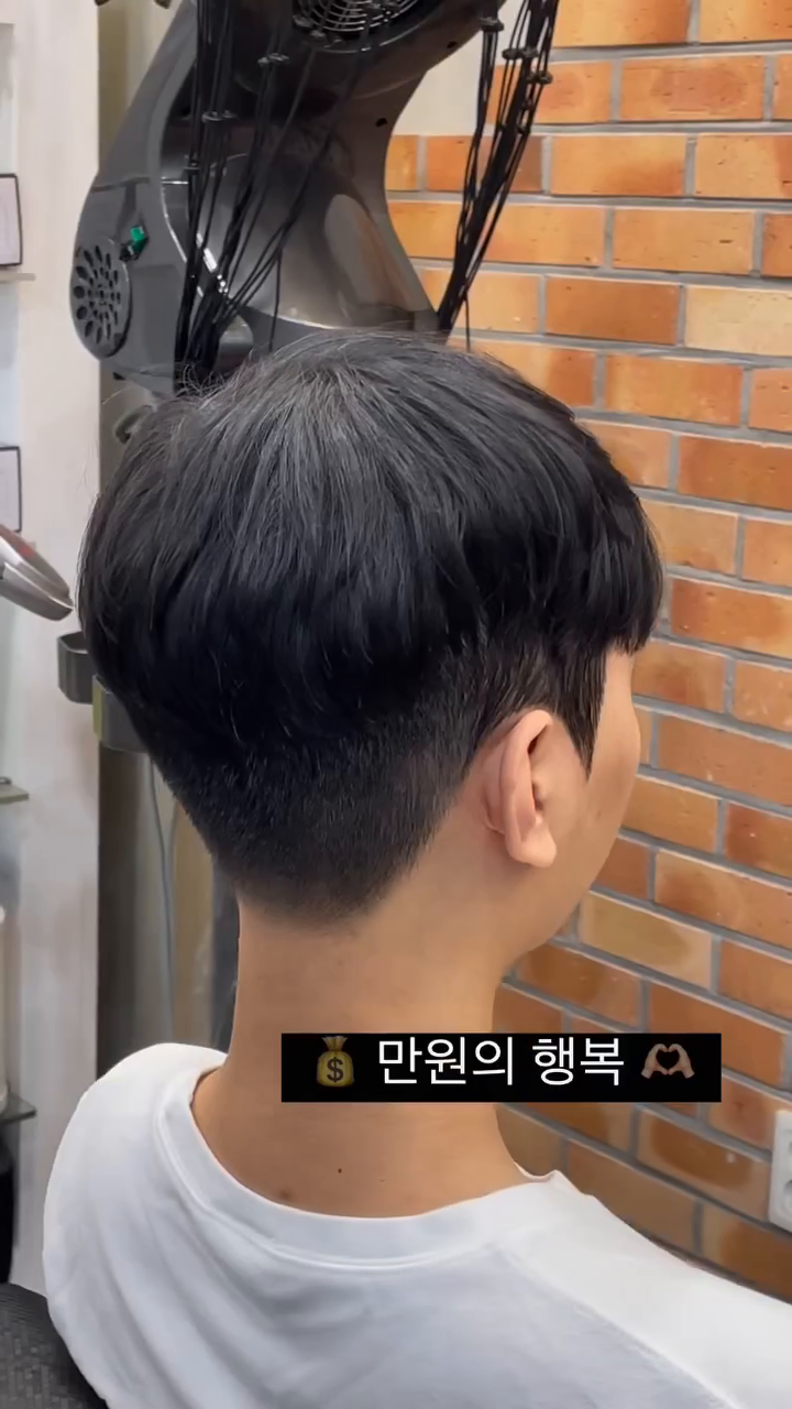🔥
더트윈헤어에서 핫한 곱슬크리닉✨

이런분들께 추천드려요~

1.  모발이 가늘고, 반곱슬인 분
2. 매직하면 머리가 쫙 달라붙는게 싫으신 분
3. 부스스한 머리 결정리 하고 싶으신 분
4. 머리 손상이 걱정되시는 분
5. 볼륨감 살리면서 차분해지길 원하시는 분

남성분들 기장 기준으로
곱슬 크리닉 첫 시술가 ” 1만원 “ ! !

만원의 행복 맞죠?ㅎㅎㅎ

매장에 키핑해서 시술 받으시는 분들 금액으로
시술 해 드리니 이 기회 놓치지 마세요🫶🏻!

네이버예약시
원하시는 시술과 함께
+곱슬크리닉 이벤트 라고 적어주시면 됩니다🤍