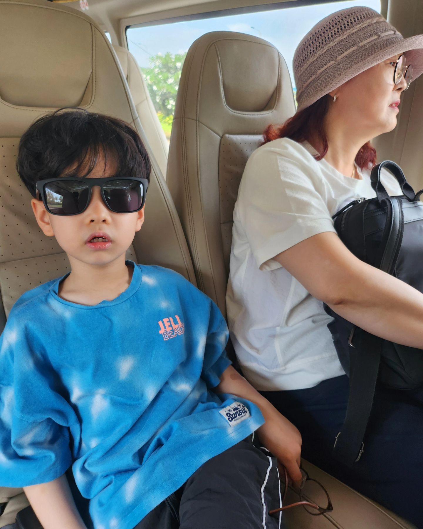 #나트랑여행
#반일리무진투어

11시쯤 공항 도착해서 #esim 설치하고.
호텔 체크인 불가한 시간이라
오빠찬스로 에어컨 빵빵한 15인승 리무진을 빌려서
짐을 뒤에 싣고 우리도 편하게 이동했다.

운전왕 기사님. 한국말 잘하시는 가이드님이 계셔서
가고싶은 곳 미리 코스 짜 드린대로 이동하며 설명해주셨다.

✅️#SKT멤버십 -글로벌여행 - 베트남 - 나트랑 카테고리로 들어가면
운전기사 포함 렌터카가 가장 저렴함.

✅️구글4.9이상 맛집으로 찾아갔던 곳 중에
가장 잘 먹었던 #나트랑안토이
와니는 파인애플주스만 두잔 드링킹함👍

✅️구글은 믿을게 못되니 한국인패치는 좀 걸러야함.
가는 음식점마다 매니저님이 후기서비스를 요청주신다.

가이드님은 사진기술도 최고셨고 경청해주시고 설명도 말해모해수준.
다만 잼민이와 부모님을 만족시켰던.
파워제이였던 나의 코스가 제일 짱이었다❣️