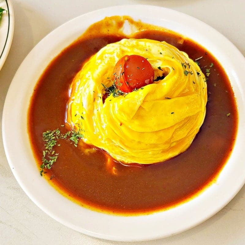 -
📍키치키치다이닝

🍛위치: 인천시 부평구 주부토로145번길 23 1층
🍛영업시간: 11:30~21:00
🍛전화: 0507-1441-4103

갈산동 청리단길 굴포먹거리타운에 위치한 키치키치다이닝은 청리단길에서 핫한 음식점 중에 하나에요.
그래서인지 평일이든 주말이든 점심시간에 자리가 
금세 차고 웨이팅도 있어요.
아기자기한 인테리어에 크지 않은 매장이기 때문에 좌석이 많지 않아서 여유롭게 먹고 싶다면 일찍 방문하시는 걸 추천드려요.
주메뉴는 오믈렛, 파스타가 있고 
음료와 하이볼도 즐길 수 있어요.
키치키치다이닝이 시그니처 메뉴인 김치 오믈렛이에요.
일단 맛있어요! 특히 오믈렛 소스 맛이 취저고 
부드러운 계란 옷도 맛있어요.

#키치키치다이닝 
#갈산동맛집 
#청리단길
#청리단길파스타맛집
#김치오믈렛
#부평구청역맛집
