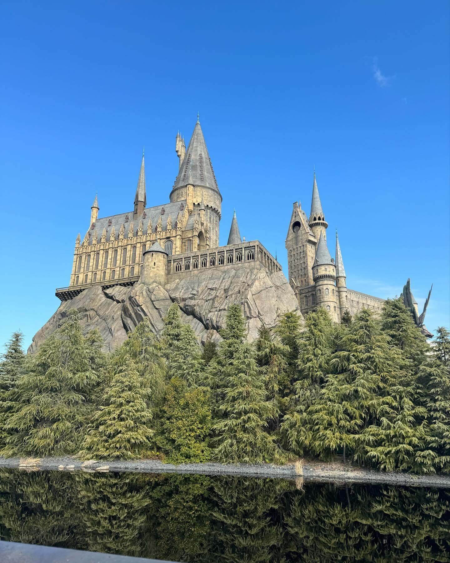 #USJ 
#231224

생각보다 사람이 많다 느껴지지않았던 유니버셜스튜디오재팬
#익스프레스권 끊었지만 제일 먼저 #해리포터 #위저닝월드오브해리포터 로 달려가서 구경하고 대기 30~40분만에 탔당 🧙🏻‍♂️
해리포터는 회전율이 좋기때문에 줄도 슝슝 잘빠졌당 
이상하게 우리 가면 사람 몰려서 
우리가 제일 오래 기다린게 40분이었던 날 😉
#사다코의저주 라고 약간 기간제 호러테마 기구가 있는데 
그게 젤 무서움 고장난건지 진짜 그냥 아무것도 안보이는데 타서 그런가 #이런얘긴없었잖아요 남발하며 탐 
부엉이 모자 사고싶었는데 진짜 저때 아님 안쓸거 같아서 패스 ❤️