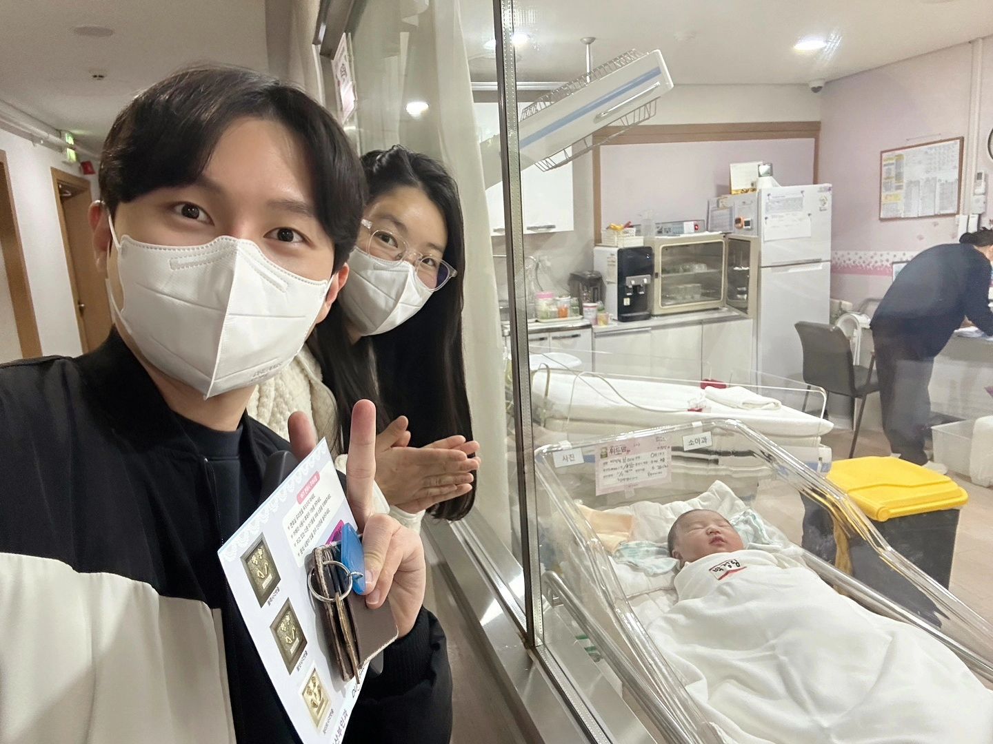 2024년 01월 07일 오전 08시 27분, 저희 부부가 그토록 오매불망 기다리던 햇살이를 만났습니다.

햇살이가 세상으로 나오는 출산의 과정에서 아내가 정말 고생이 많았습니다. 말로만 들었던 출산의 과정은 예상보다 훨씬 더 고통스러운 인고의 시간이었습니다.

생전 느껴보지 못한 인생 최악의 고통을 12시간이 넘는 시간 동안 오로지 혼자의 힘으로 버텨야 했던 아내, 그리고 옆에서 그 모든 것을 지켜보며 "조금만 더 힘내자!"라는 말 빼고는 아무것도 하지 못한 채 타들어가는 속만 부여잡고 있던 남편, 누군가의 부모가 된다는 것은 결코 쉽지 않은 인생의 큰 난관을 헤쳐나갔을 때 비로소 얻을 수 있는 것이었습니다.

다행히 끝나지 않을 것만 같았던 그 시간을 서로를 의지한 채 이를 악물고 견뎌내어 마침내 무사히 햇살이를 품에 안을 수 있었습니다. 이 힘든 모든 과정을 이겨내고, 건강한 모습으로 제게 와준 아내와 햇살이에게 다시 한번 감사하다는 말과 고맙다는 말을 전하고 싶습니다.

저희 부부의 진짜 부모로서의 여정이 이제 막 시작되었습니다. 혼자일 때보단 둘일 때가, 둘일 때보단 셋일 때가 훨씬 불편한 점도 많고 신경 써야 할 점도 많을 것이라 생각됩니다. 하지만 아내 그리고 햇살이와 함께라면 그 모든 힘든 과정을 잘 이겨내고, 궁극적으로는 우리 세 가족 모두 더 행복해질 수 있을 것이라고 확신합니다. 앞으로도 지금처럼 예쁘게 잘 사는 모습 많이 보여드리도록 하겠습니다. 감사합니다. 😊

P.S. 아기의 성별과 이름을 궁금해 하시는 분들이 계신 것 같아 말씀드리자면 우선 성별은 딸이고, 이름은 주윤슬입니다. 이름을 정하는 데 있어 많은 고민을 했는데 너무 흔하지 않고, 아내가 가장 좋아하는 이름으로 정하게 되었습니다. 😇