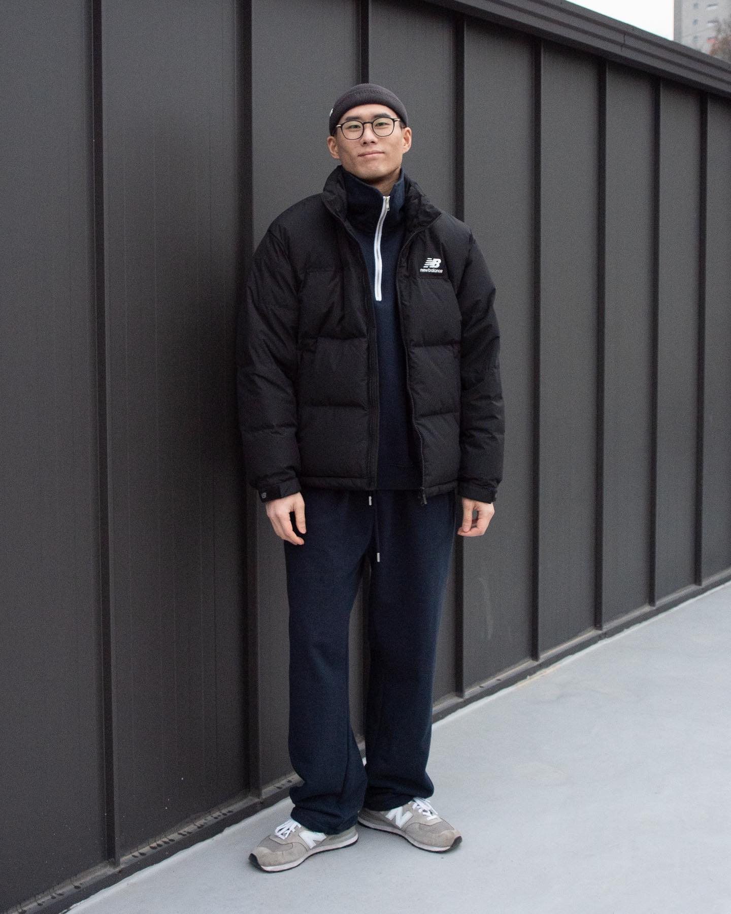 #광고
.
.
🧥 뉴발란스 - UNI 액티브 숏 구스 다운자켓(182/72, 블랙 XL 착용)
동물 복지 준수하며 생산한 RDS 유러피안 구스다운을 사용해 안정적인 핏과 높은 활동성을 보여주는 패딩이에요.
80:20 비율, 필파워 FP700의 거위 털 충전재로 두께에 비해 놀라운 보온성을 보여줬어요.
방수 및 발수가 가능한 폴리에스터 메커니컬 스트레치 겉감 소재로 일차적인 오염으로부터 안심!
너무 펑퍼짐한 핏이 싫으셨던 분들에게 추천드리고 싶은 깔끔 숏패딩입니다.
아더컬러로 라이트 그레이, 베이지, 크림이 준비되어 있으니, 취향껏 골라보세요~!
.
.
#뉴발란스 #헤비다운 #숏다운 #숏패딩 #패딩 #남자패딩 #구스다운 #구스다운패딩 #구스패딩 #거위털패딩 #RDS다운 #뉴발란스숏패딩
