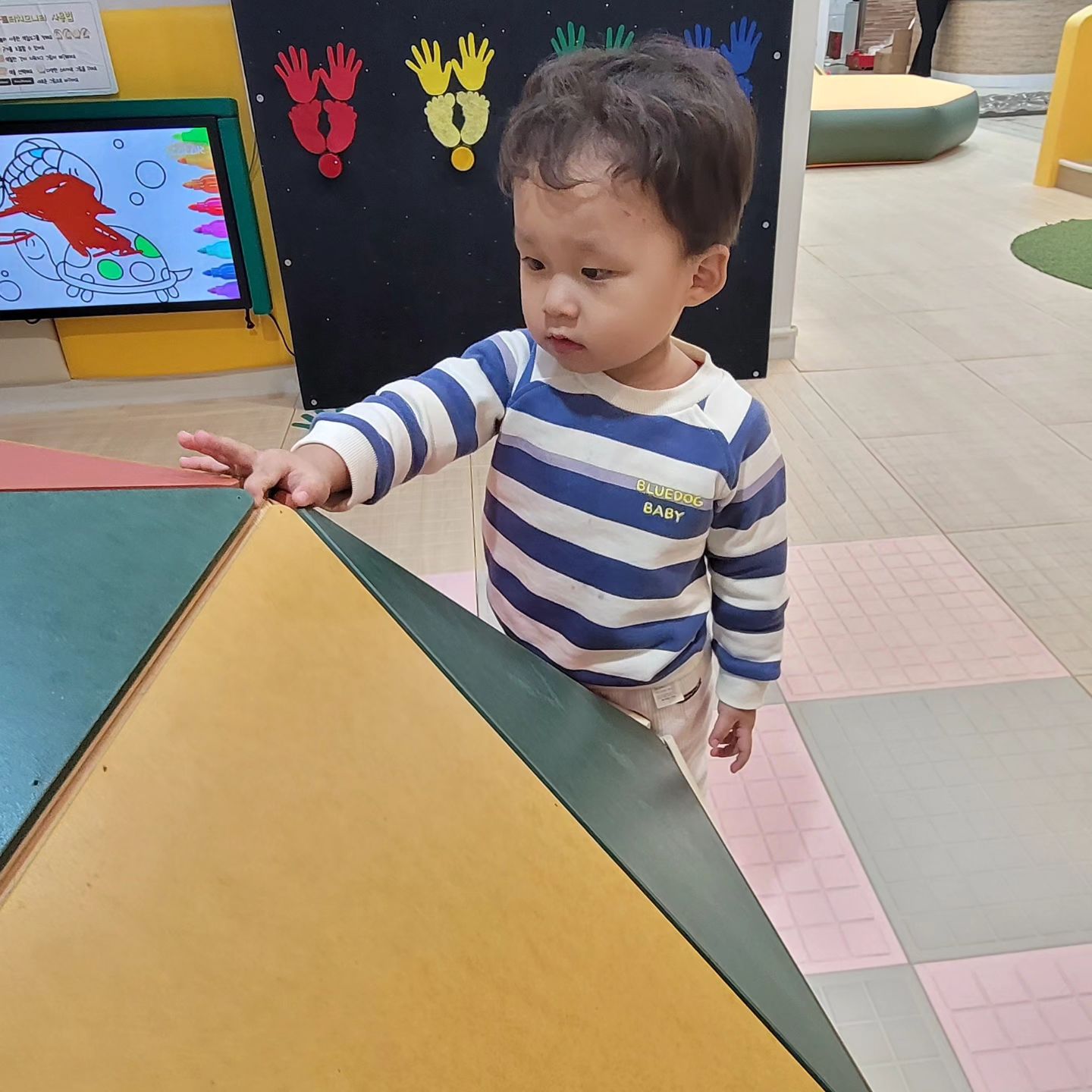 날도 추운데 집근처에 아기성장터가 있어 너무 좋아요.
매일 이용하는 로운이한테는 내집처럼 편안한 놀이터
아기성장터가 개관 4주년 맞이했더라구요.
앞으로도 쭉 잘되길 바랍니다 ㅎㅎ 축하합니다.
sscic_baby

#아기성장터 #사상구육아종합지원센터 #사상아기성장터 #27개월아기 #모라동아기실내놀이터